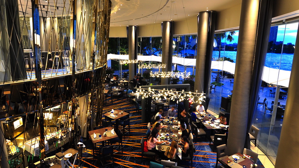 Thailand Bangkok Chatrium Riverside Restaurant River Barge Aftenstemning