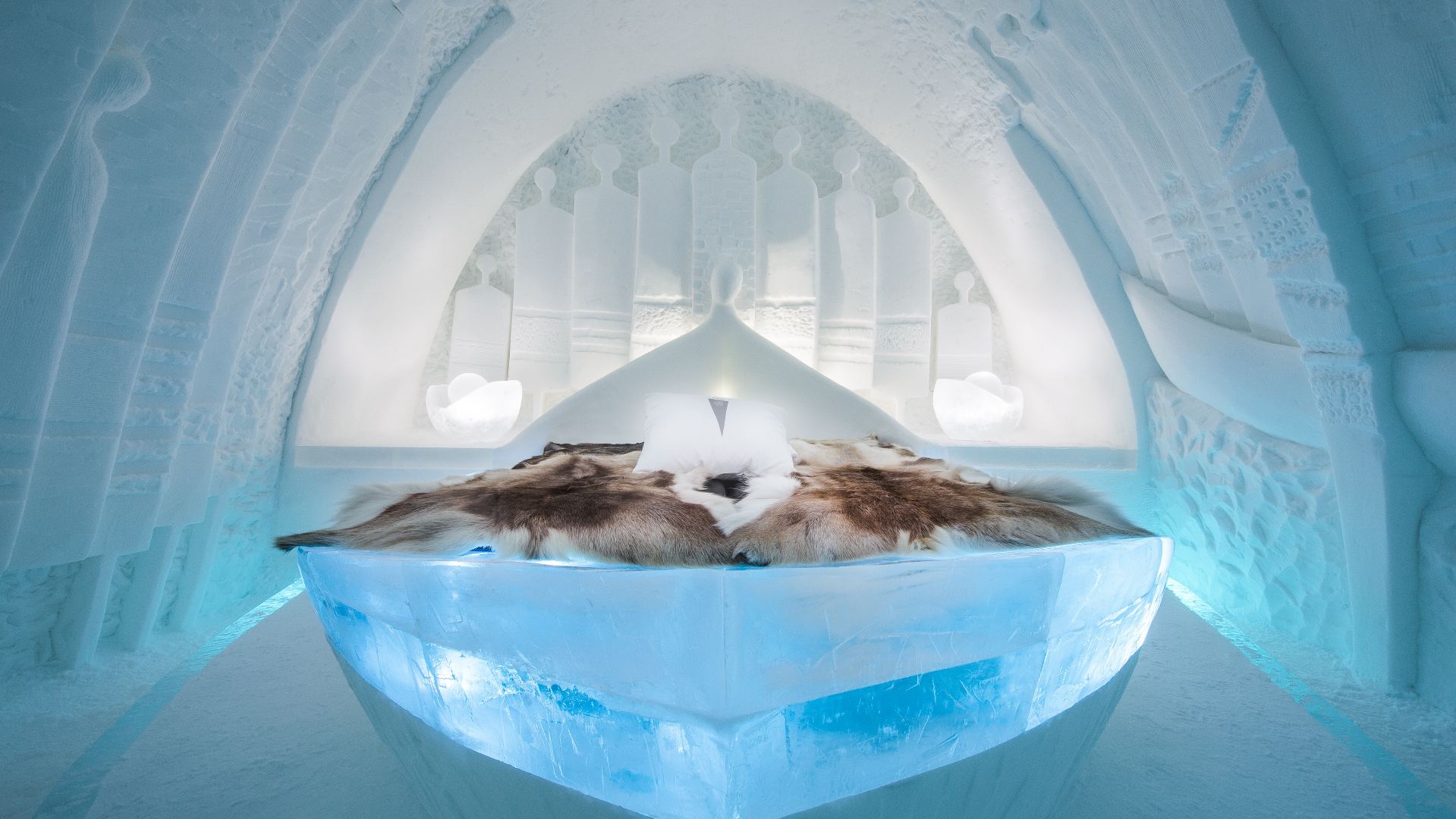 overnat i en v&aelig;relse af is p&aring; icehotel i svensk Lapland