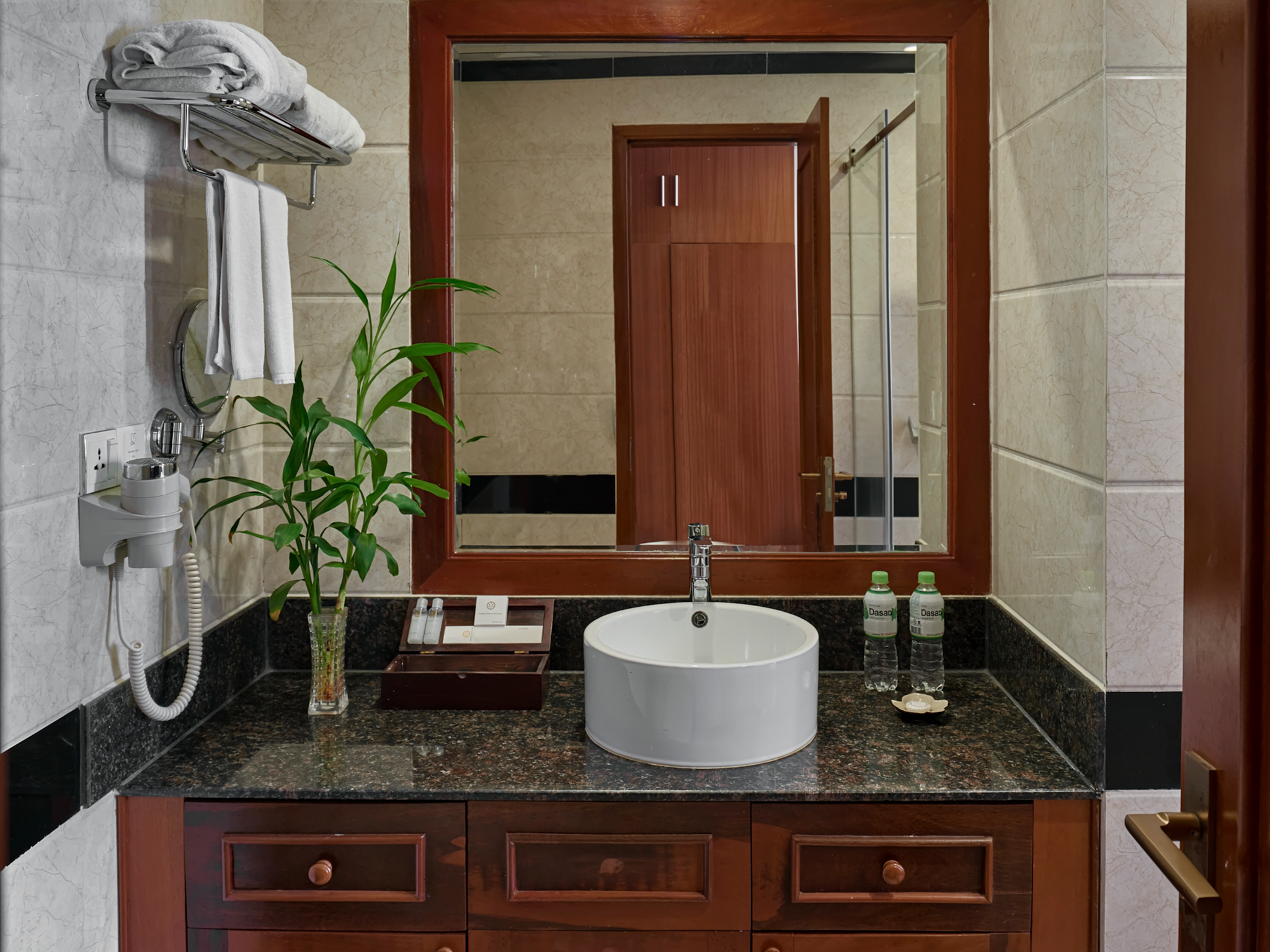 Cambodia, Phnom Penh Katari Hotel, Bathroom, Badeværelse