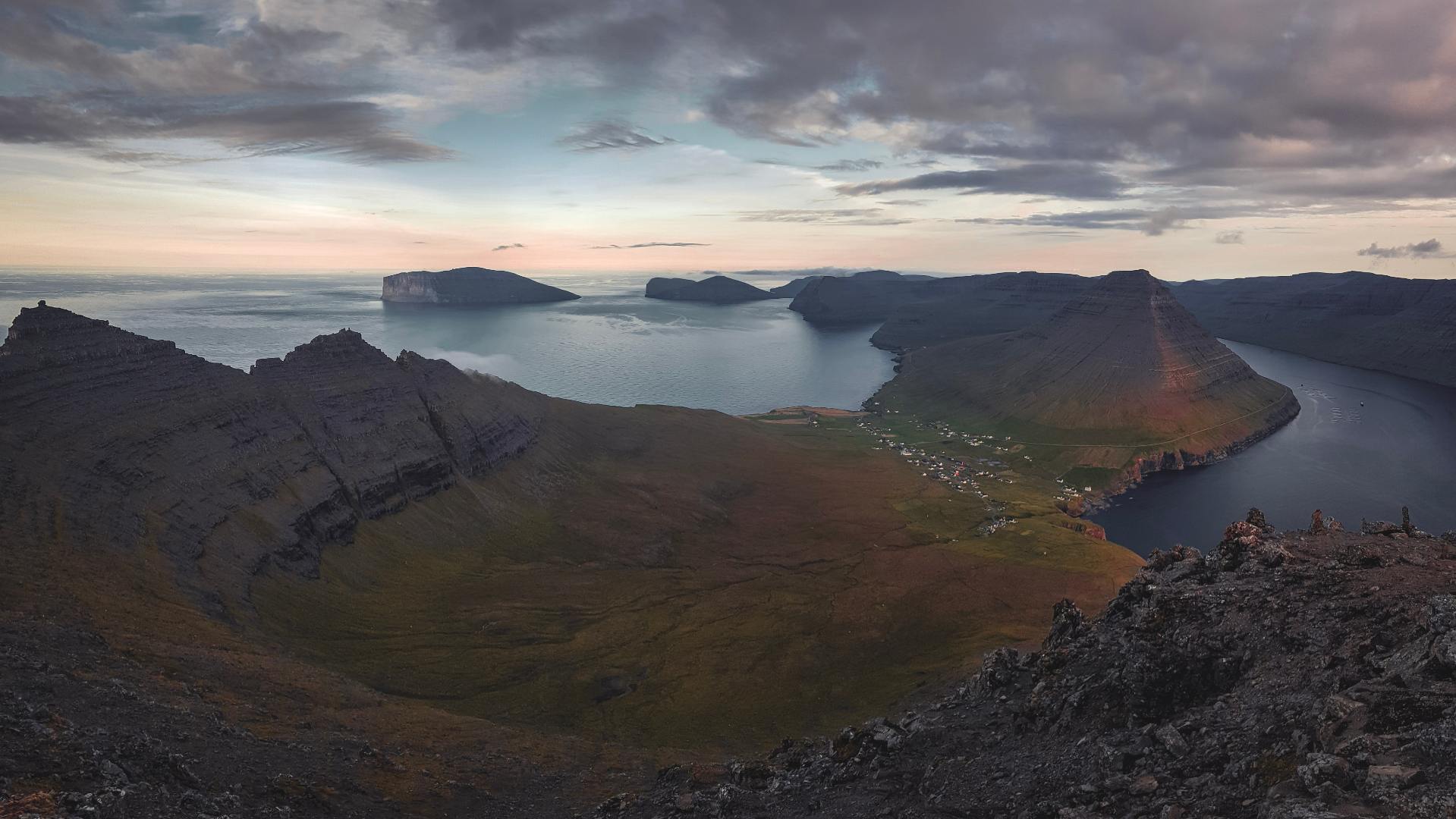 Færøerne Viðareiði Hotel Nord, Udsigt, Bjerge, Vand, Truende Skyer, Bygd