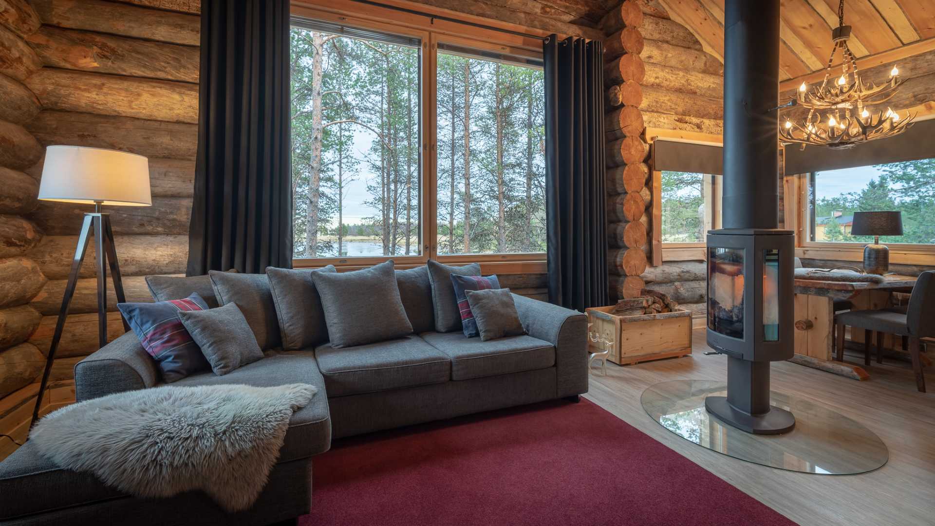 Finland, Finske Lapland, Inari, Wilderness Hotel, Log Cabin, Br&aelig;ndeovn, Pejs