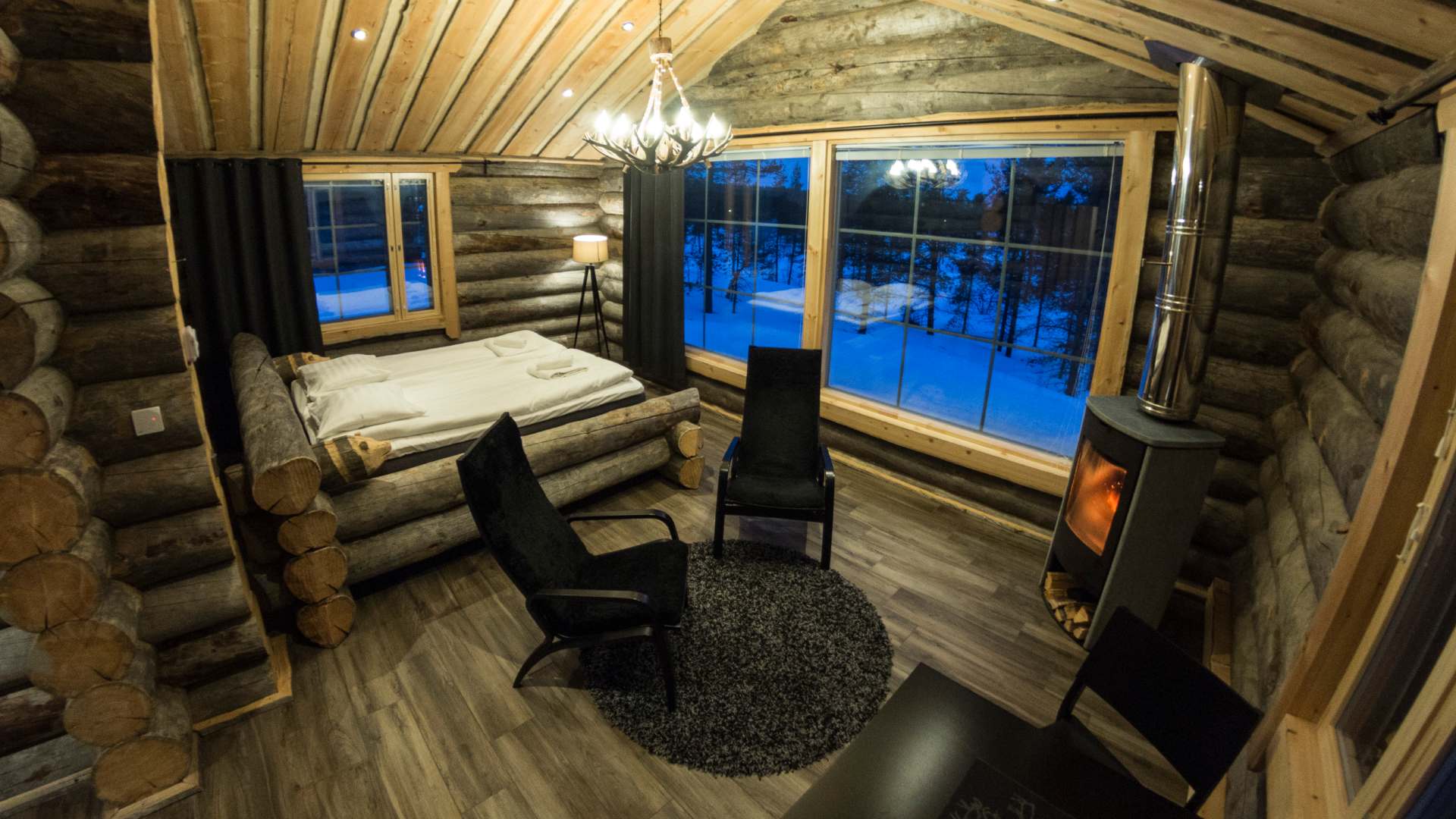 Finland, Finske Lapland, Moutka Wilderness Hotel, Panorama Log Cabin, Pejs, Vinter, Tusm&oslash;rke