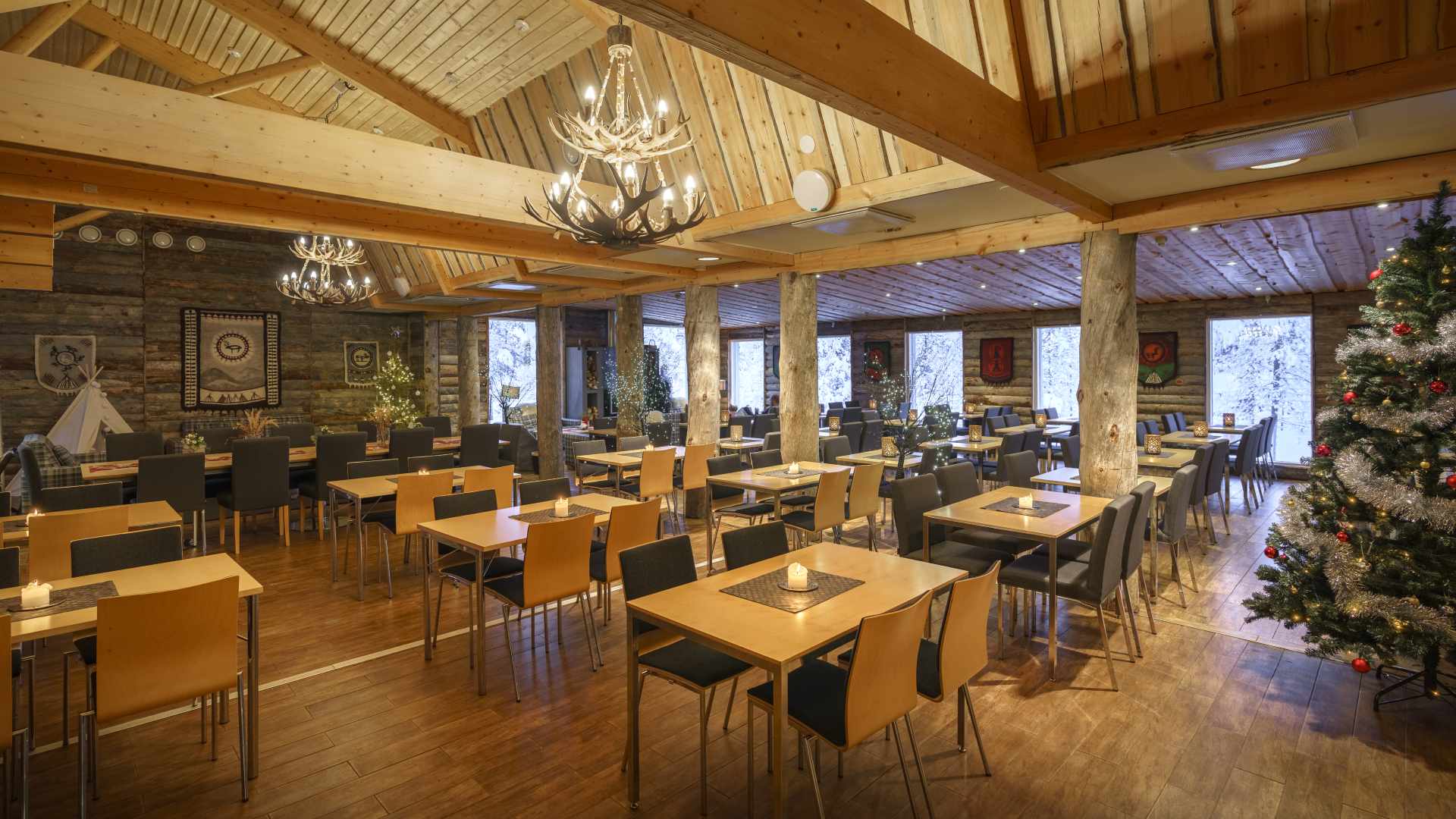 Finland, Finske Lapland, Moutka Wilderness Hotel, Restaurant, Juletr&aelig;, Vinter