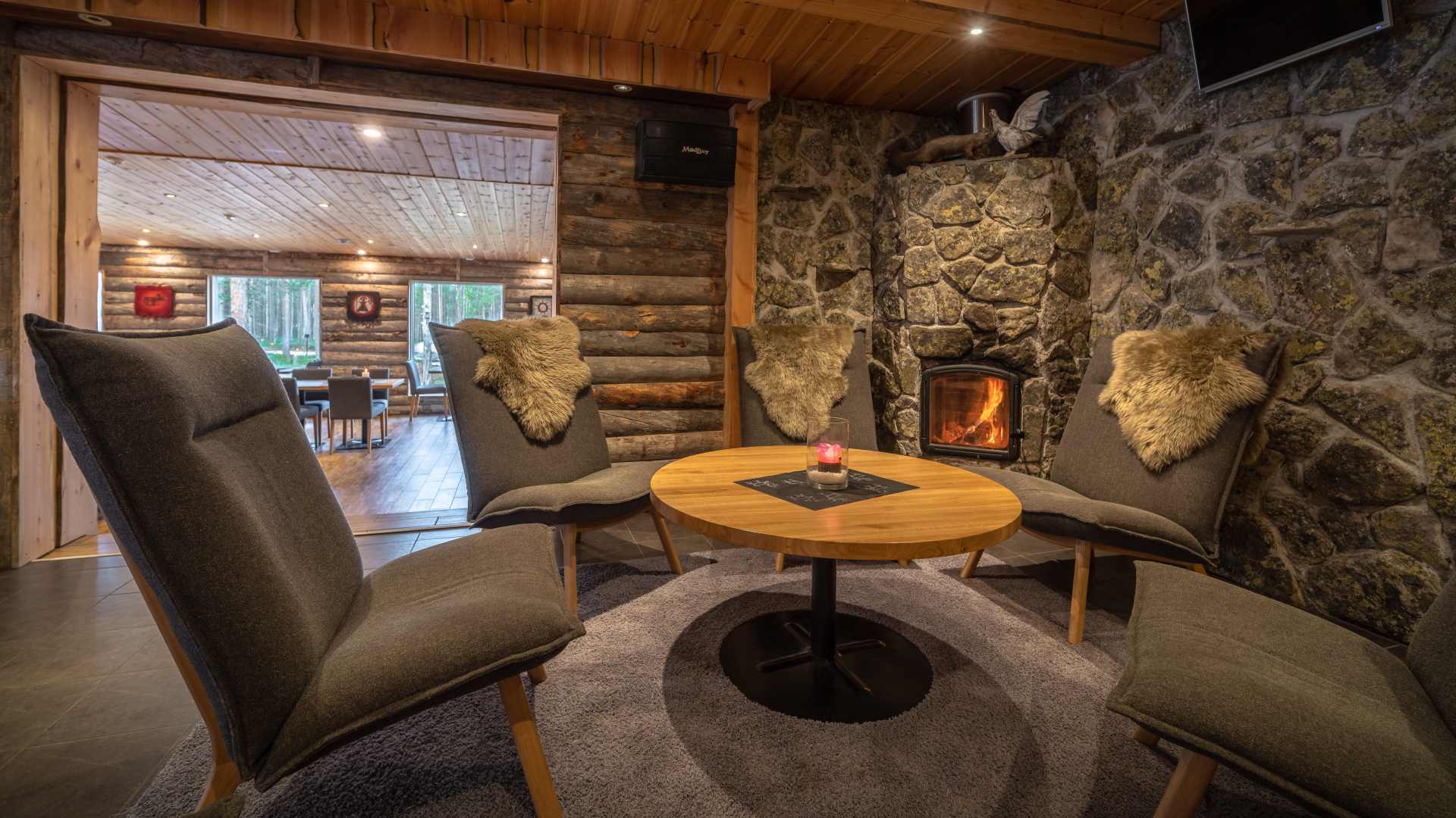Finland, Finske Lapland, Nellim Wilderness Hotel, Lobby Area, Pejs, Hygge