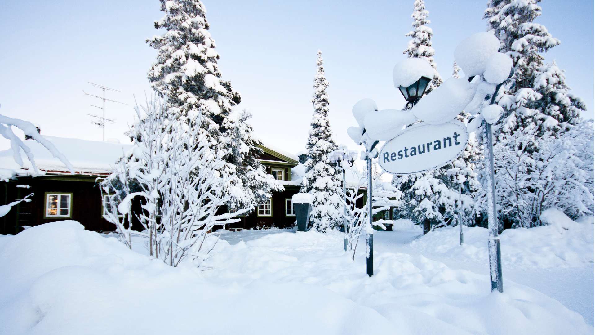 Sverige Lapland Restaurant D&aelig;kket af sne