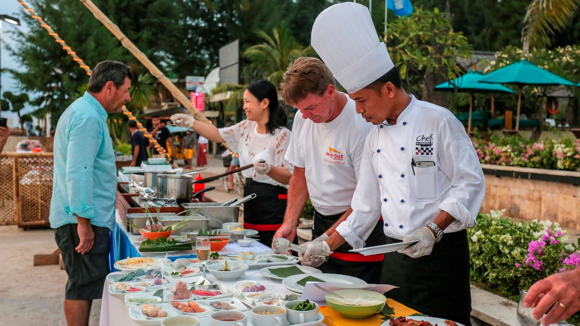 Indonesien Gili Trawangan Hotel Vila Ombak, Buffet P&aring; Stranden