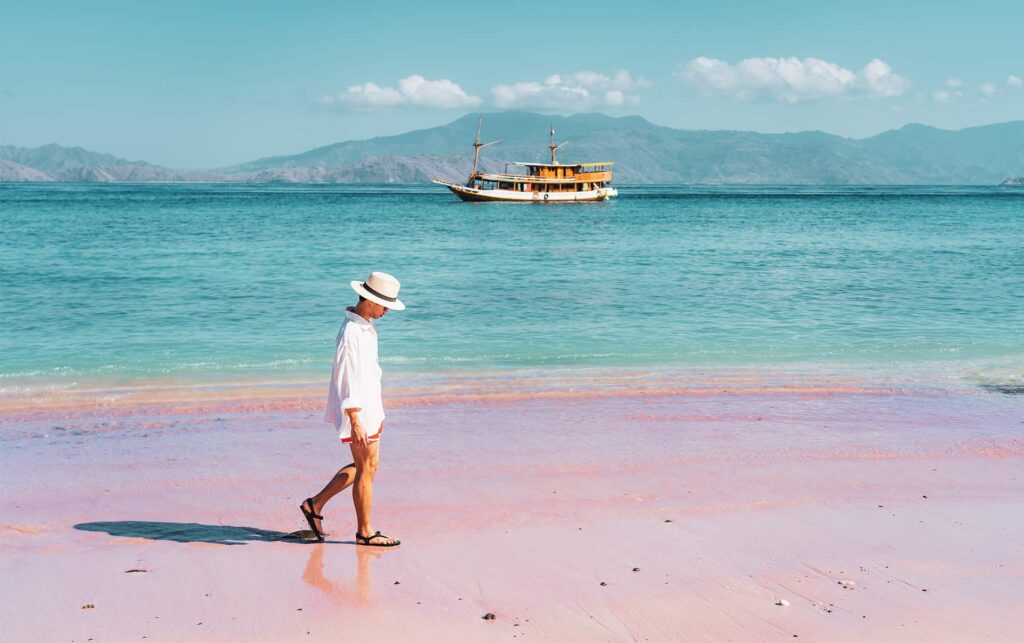 Indonesien Komodo Island Pink Beach Mand Går På Strand