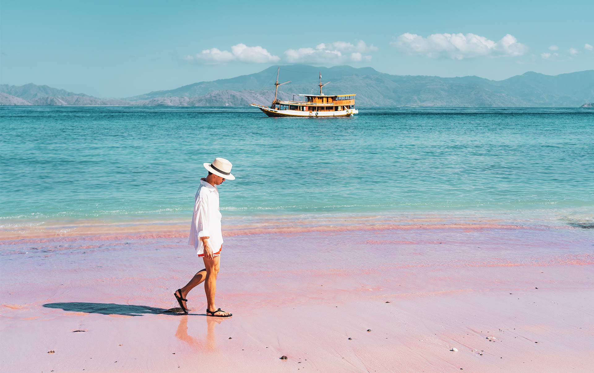 Indonesien Komodo Island Pink Beach Mand Går På Strand