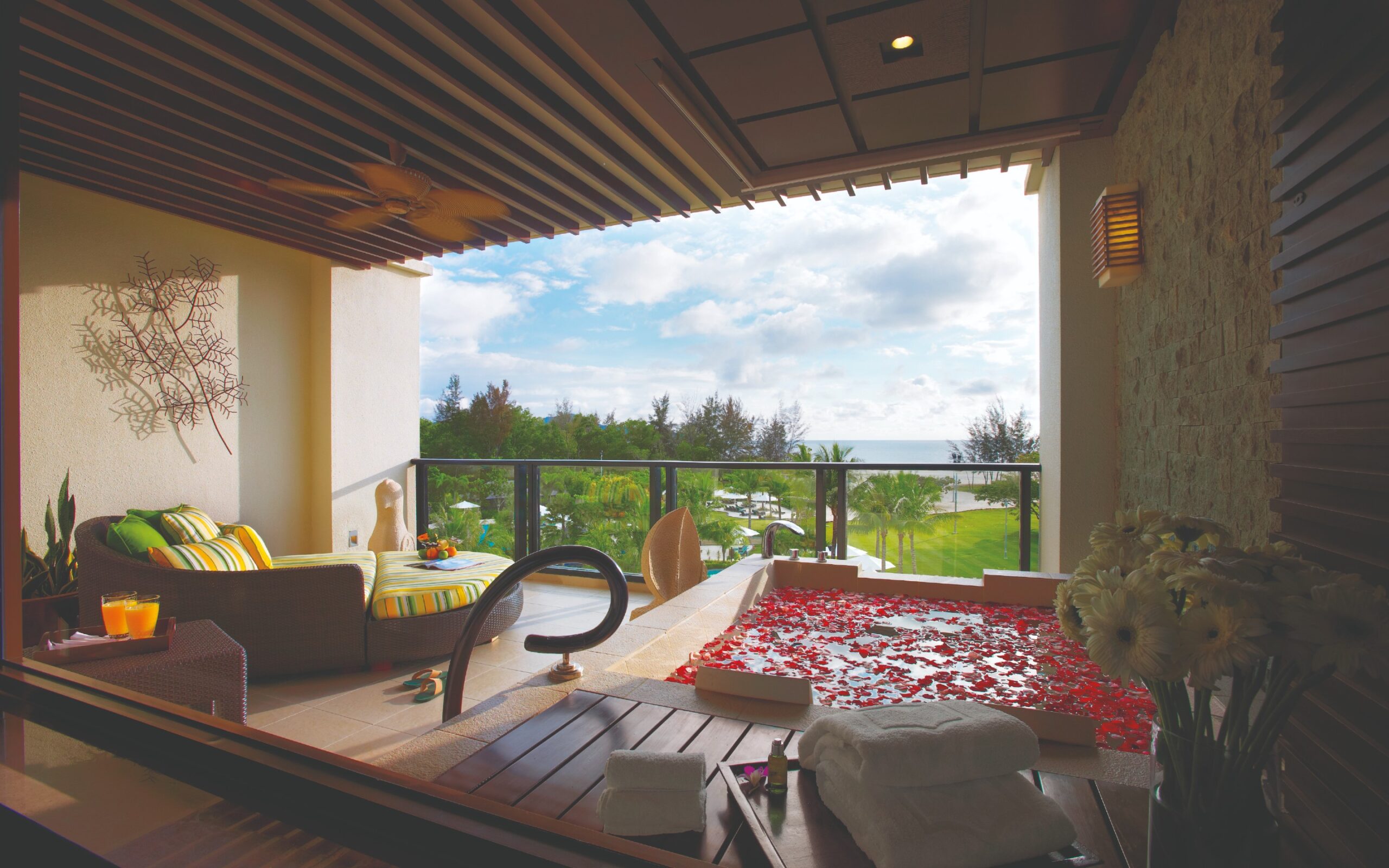 Malaysia, Borneo, Kuala Lumpur, Shangri La Rasa Ria, Ocean Wing Premier Room Balcony
