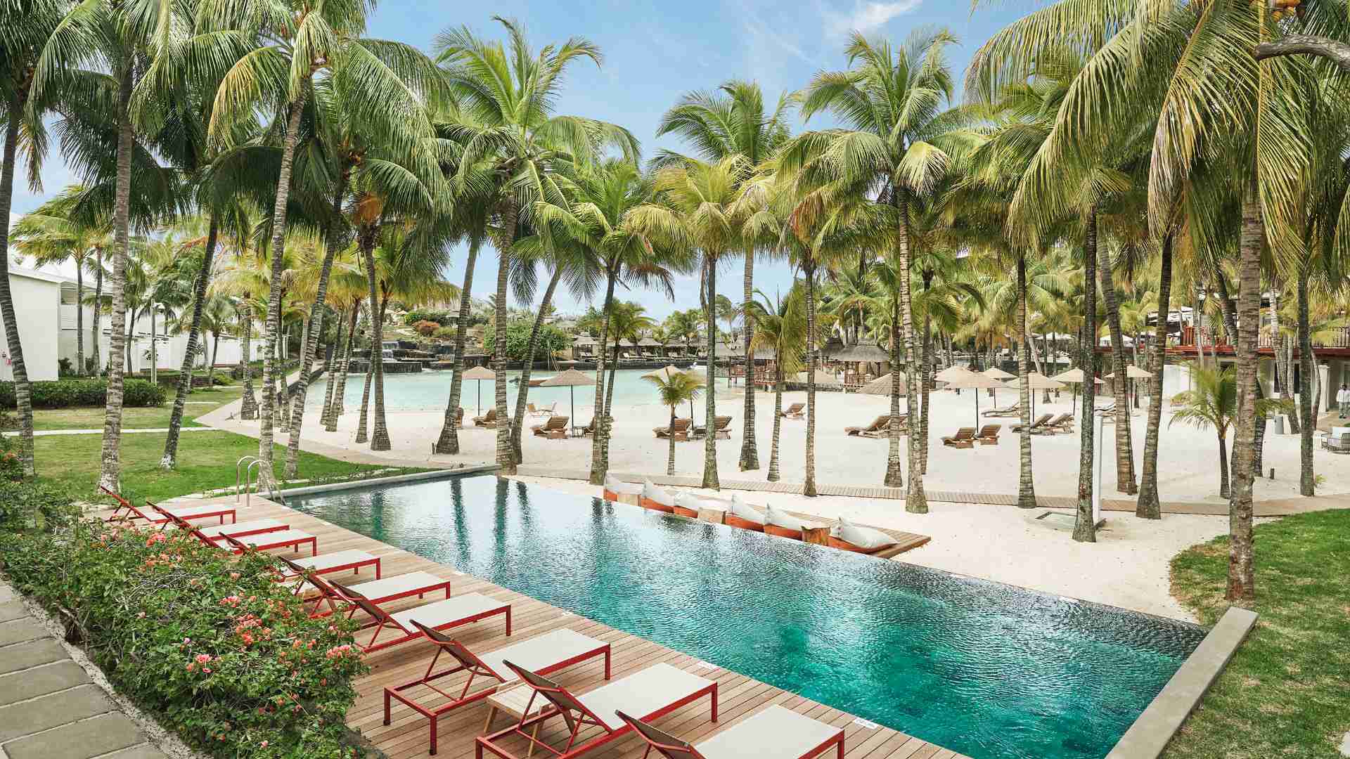 Rejser til Mauritius, Paradise Cove Boutique Hotel, En af de tre swimmingpools p&aring; Paradise Cove Boutique Hotel