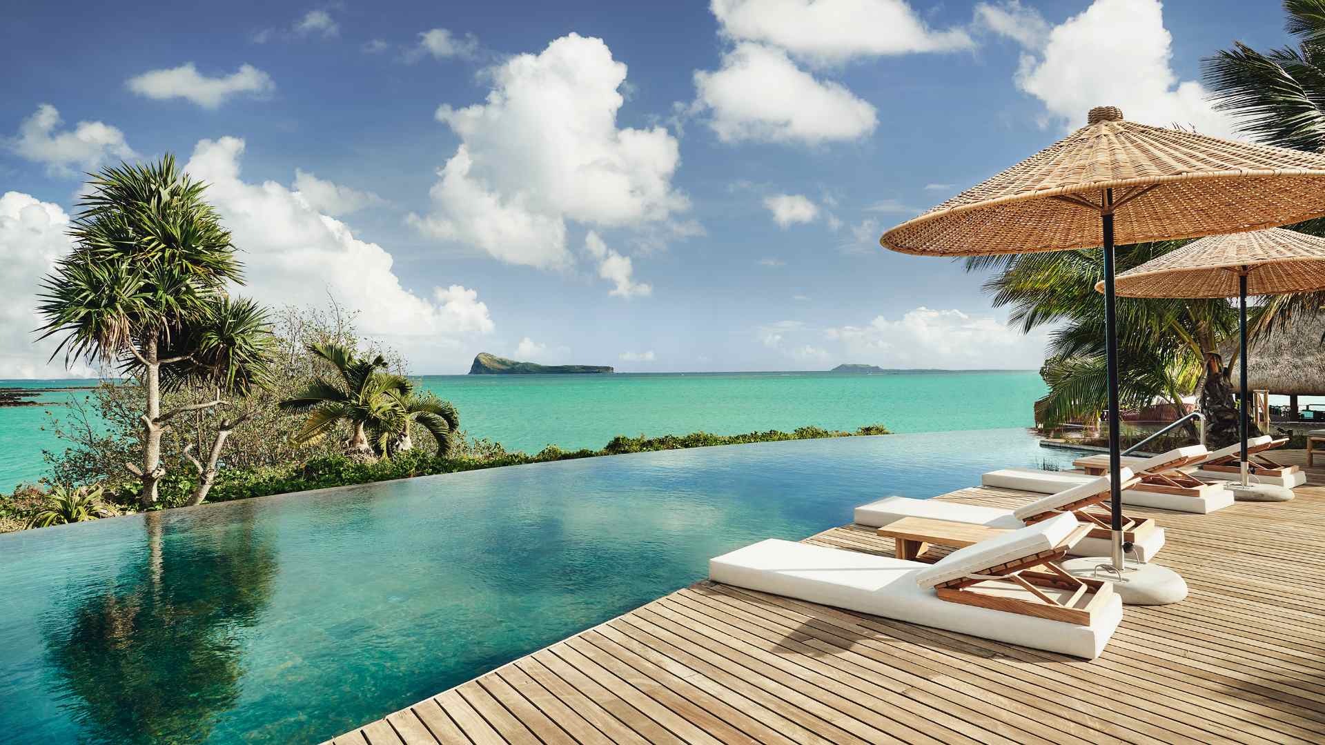 Rejser til Mauritius, Paradise Cove Boutique Hotel, Infinity-pool med udsigt til øen Coin de Mire
