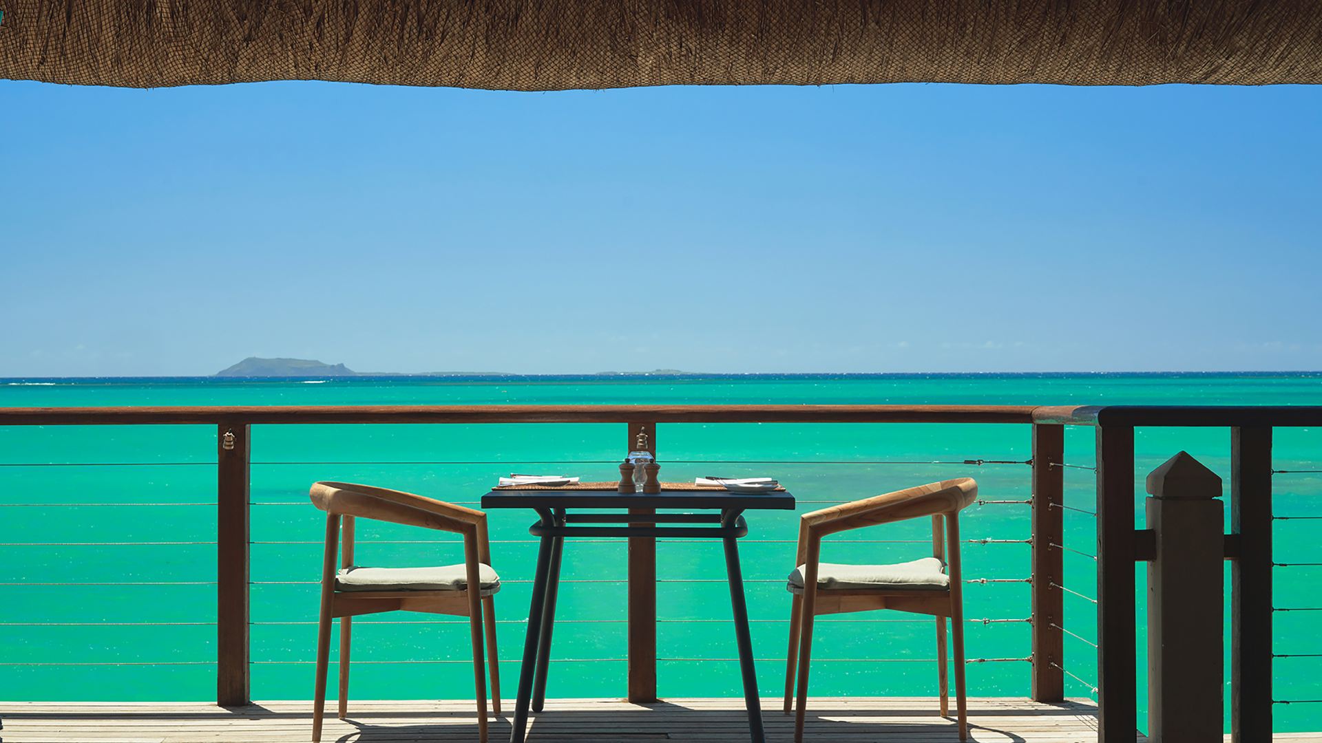 Rejser til Mauritius, Paradise Cove Boutique Hotel, Peninsula Restaurant - bord med udsigt