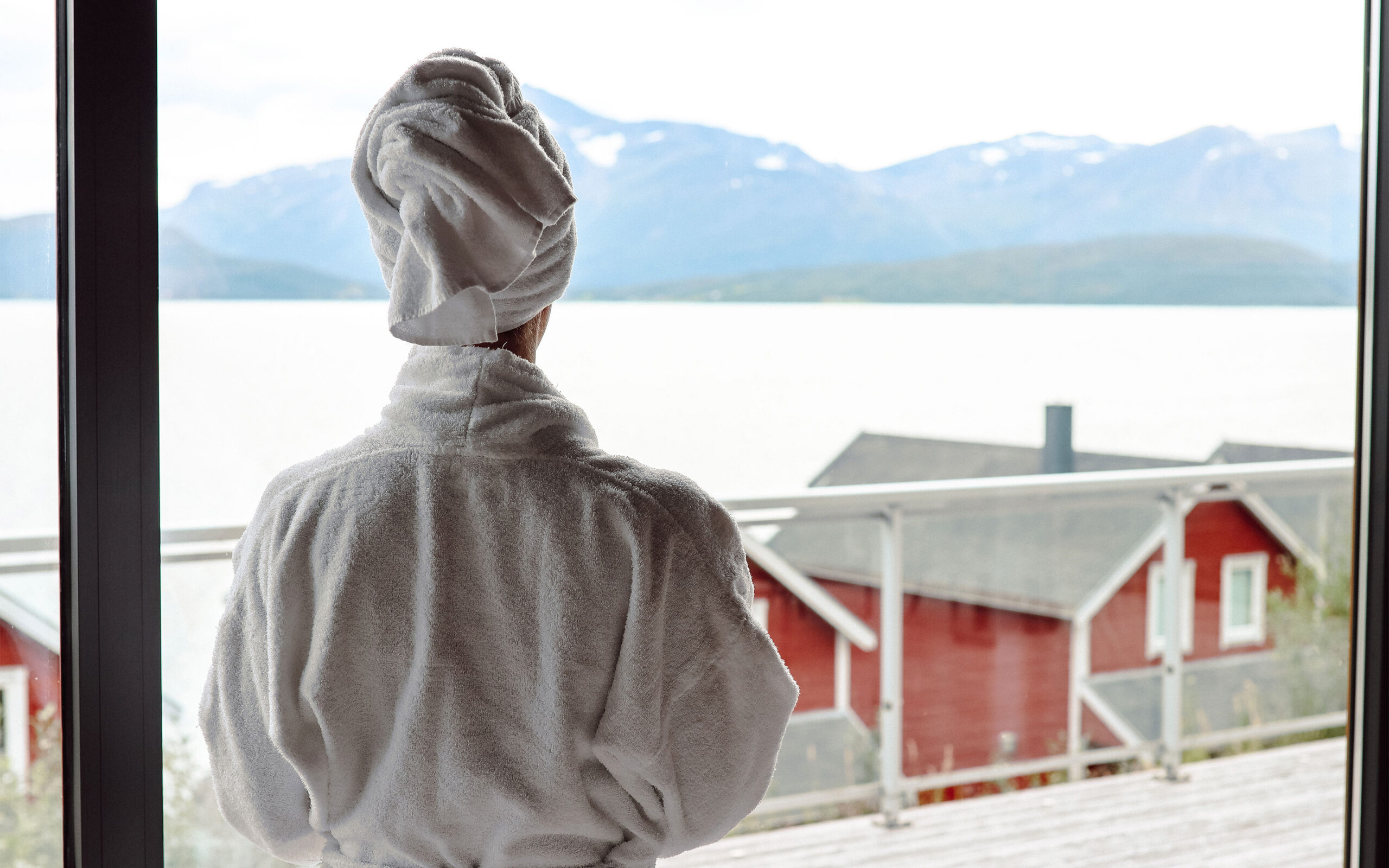 Norge Malangen Resort Lady Looking At Landscape