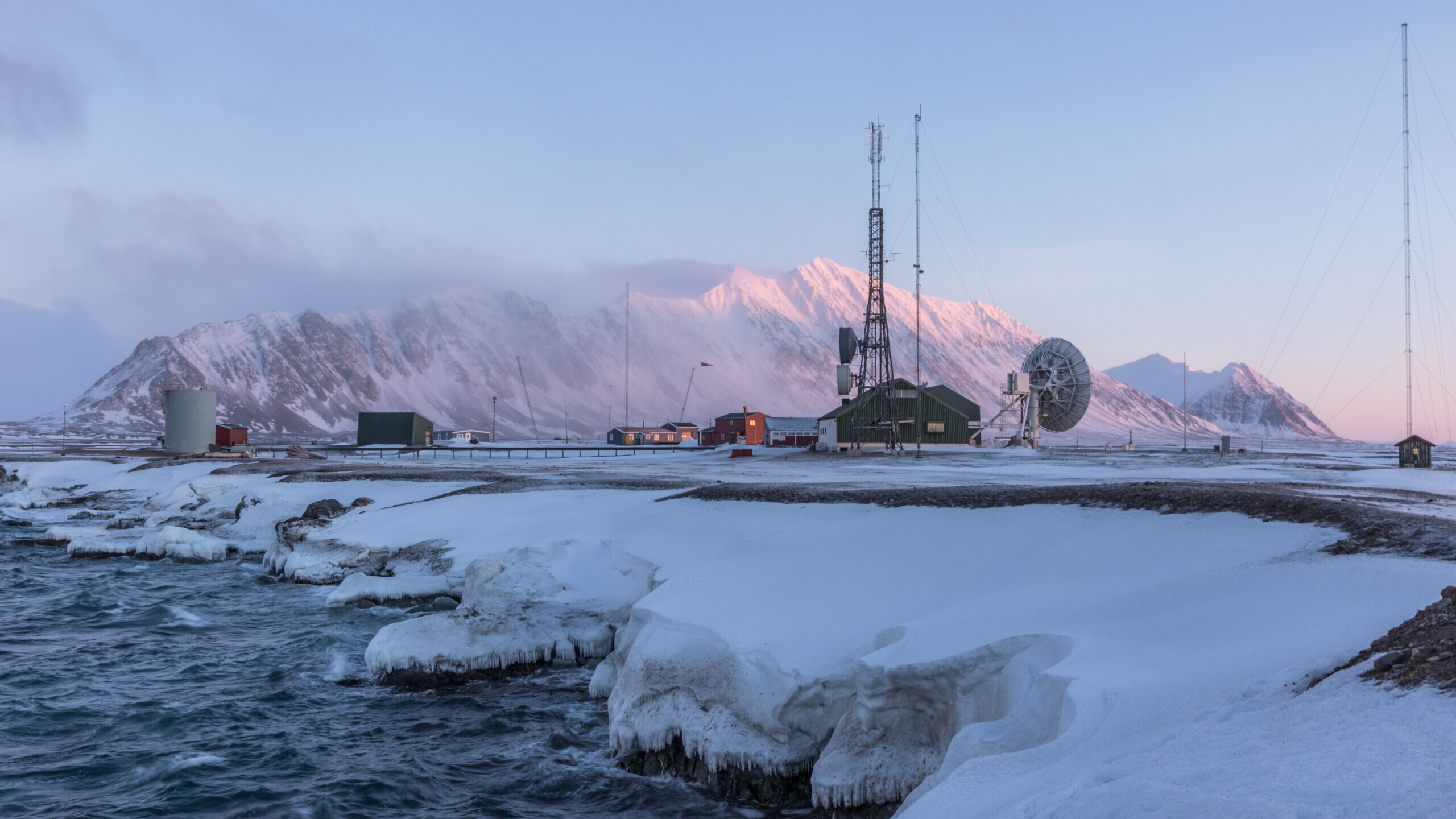 Norge svalbard basecamp explorer isfjord radio ramon lucas