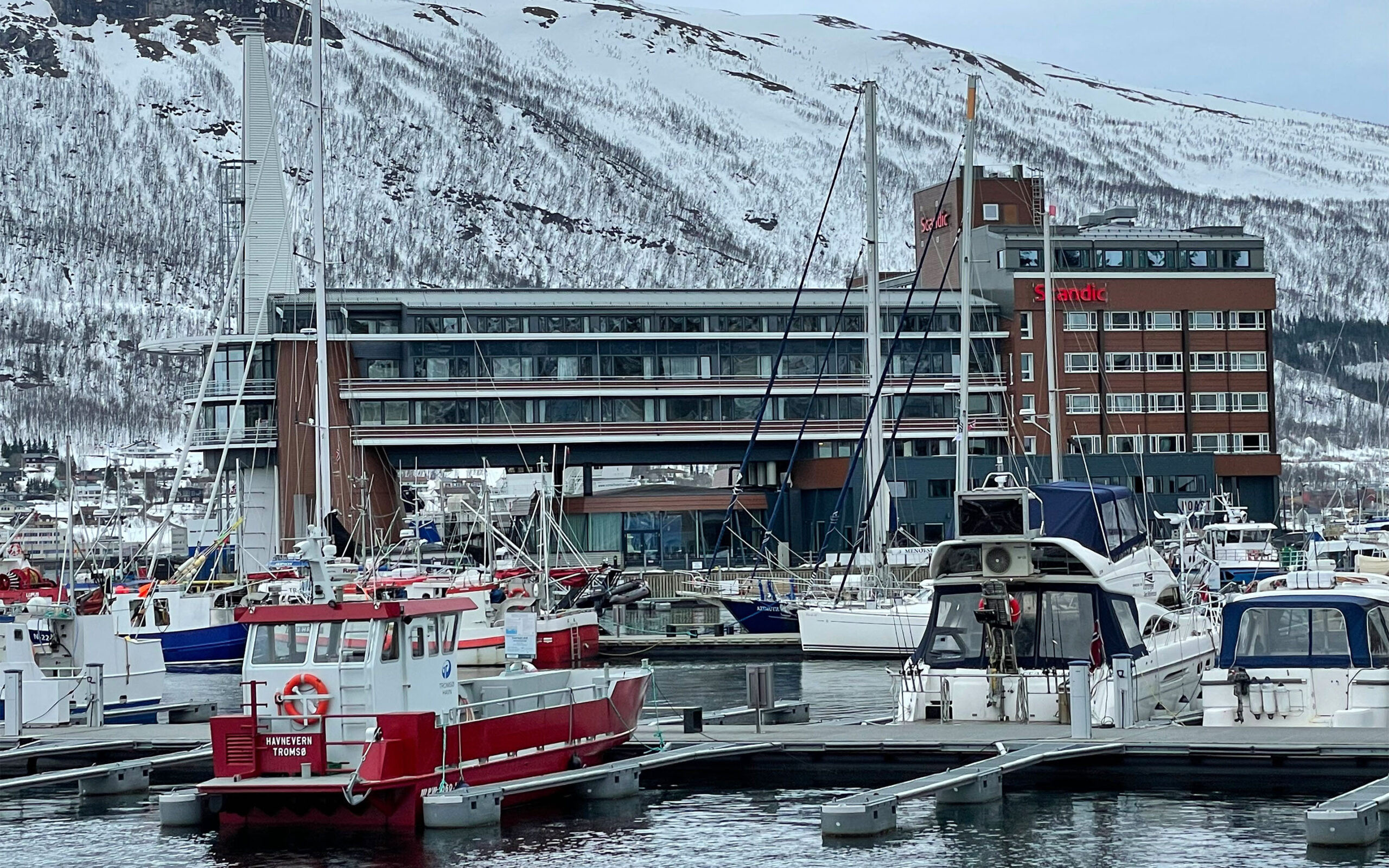 Norge Tromsoe Scandic Ishavshotel Exterior By Day