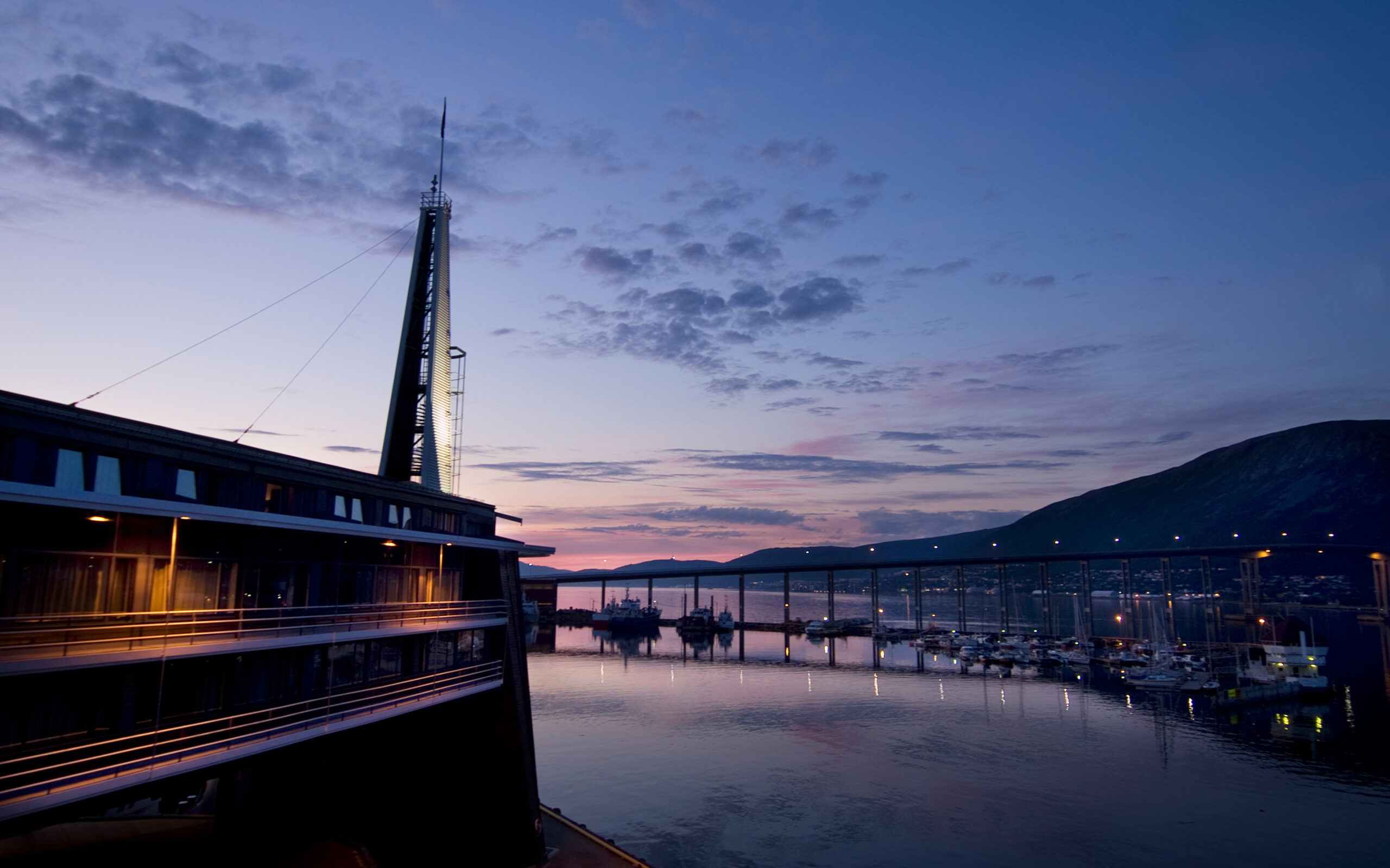 Norge Tromsoe Scandic Ishavshotel Exterior By Night