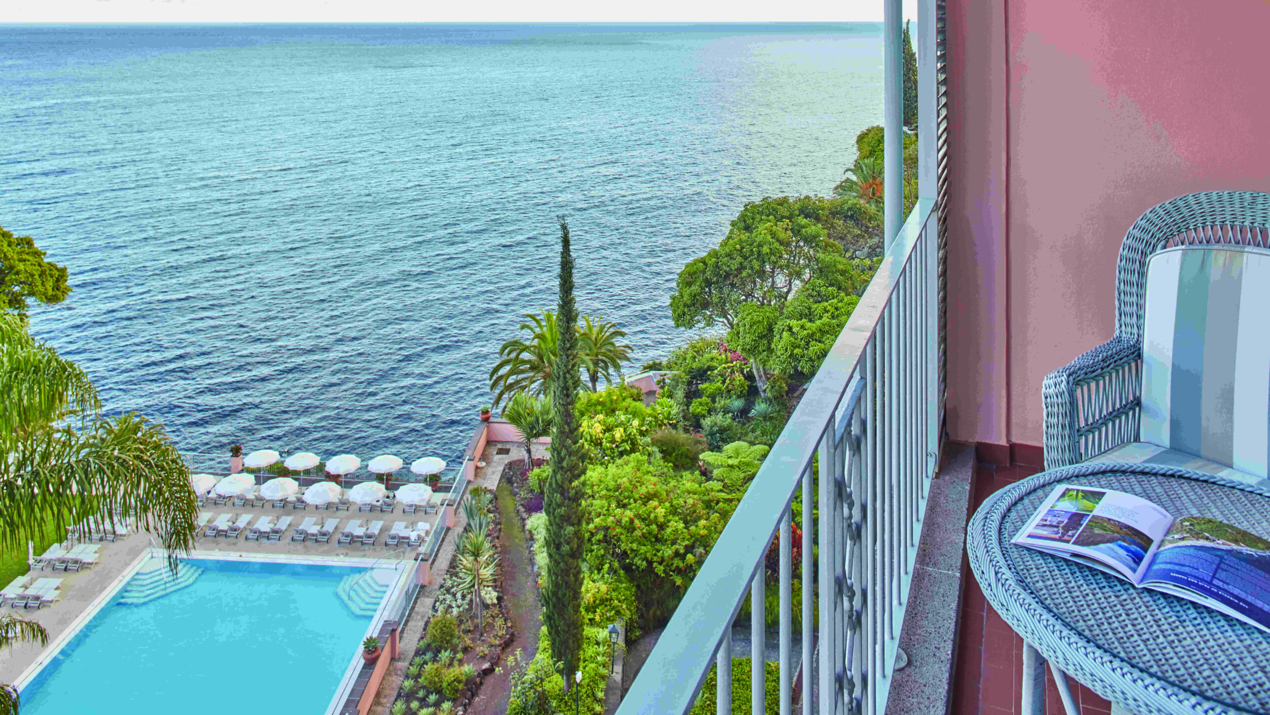 portugal-madeira-reid's-palace-belmond-hotel-suite-01-balcon