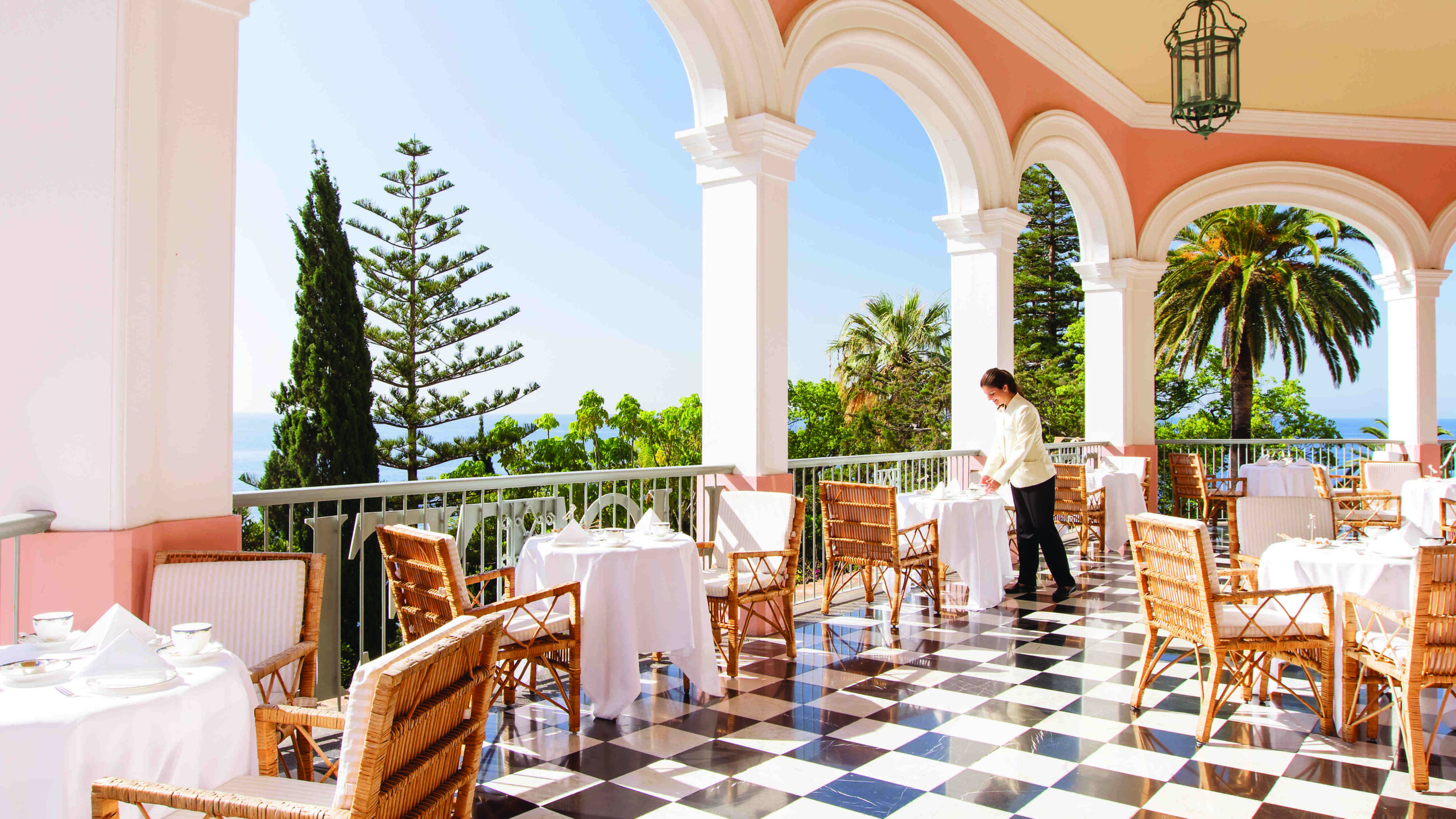 portugal-madeira-reid's-palace-belmond-hotel-VILLA-CIPRIANI-udsigt-til-hotel-restaurant-tjener