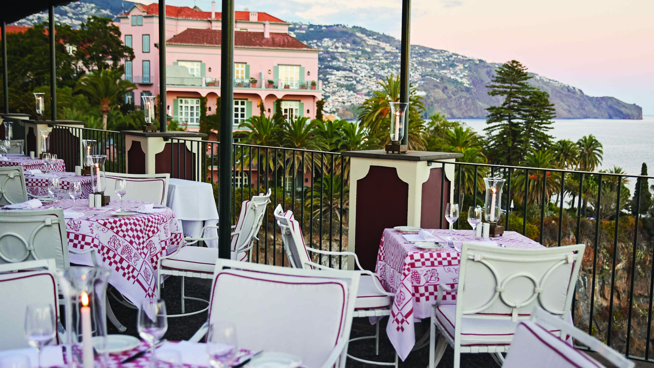 portugal-madeira-reid's-palace-belmond-hotel-VILLA-CIPRIANI-udsigt-til-hotel