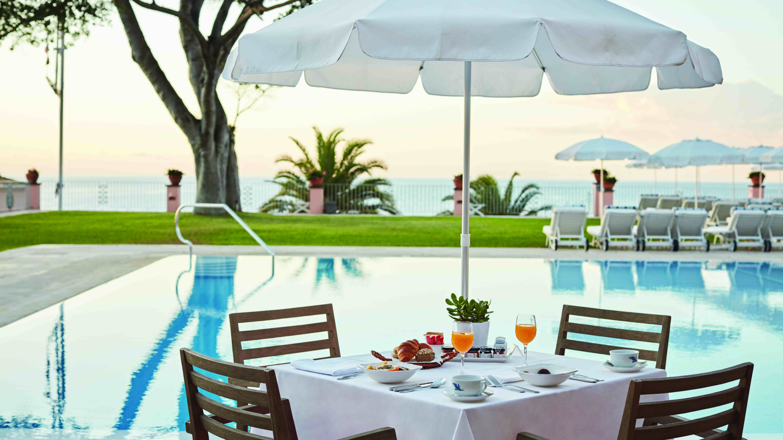 portugal-madeira-reid's-palace-belmond-hotel-pool-restaurant