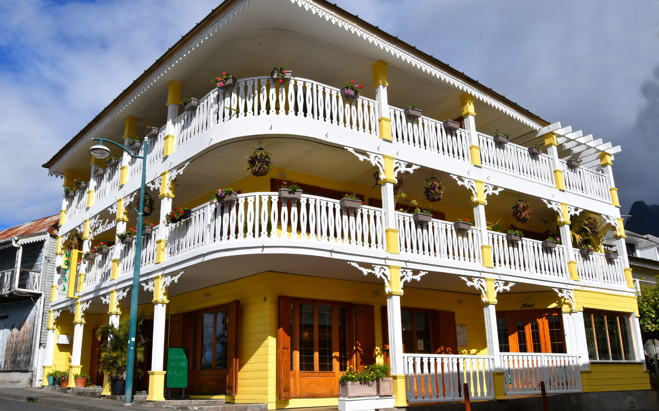 Reunion Tsilaosa Facade