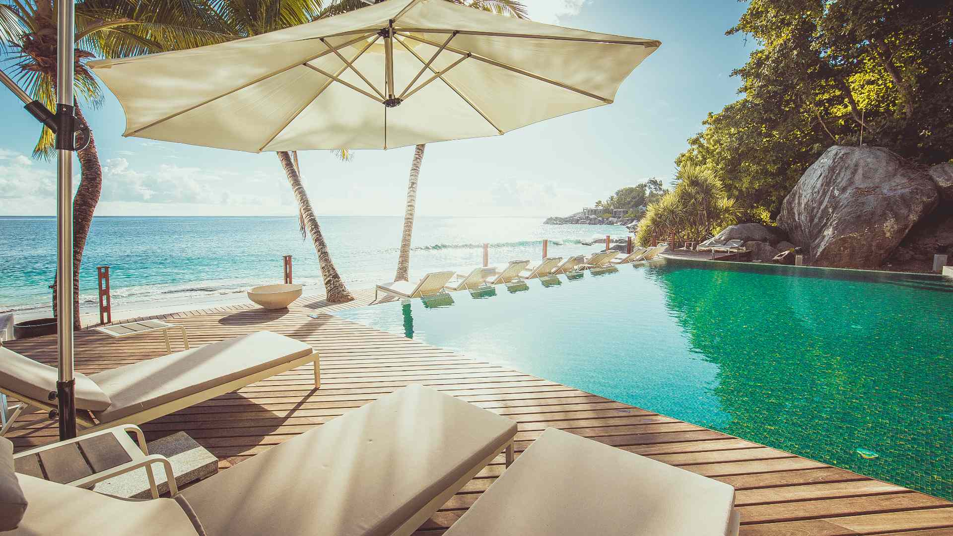 seychellerne mahe carana beach sunbeds