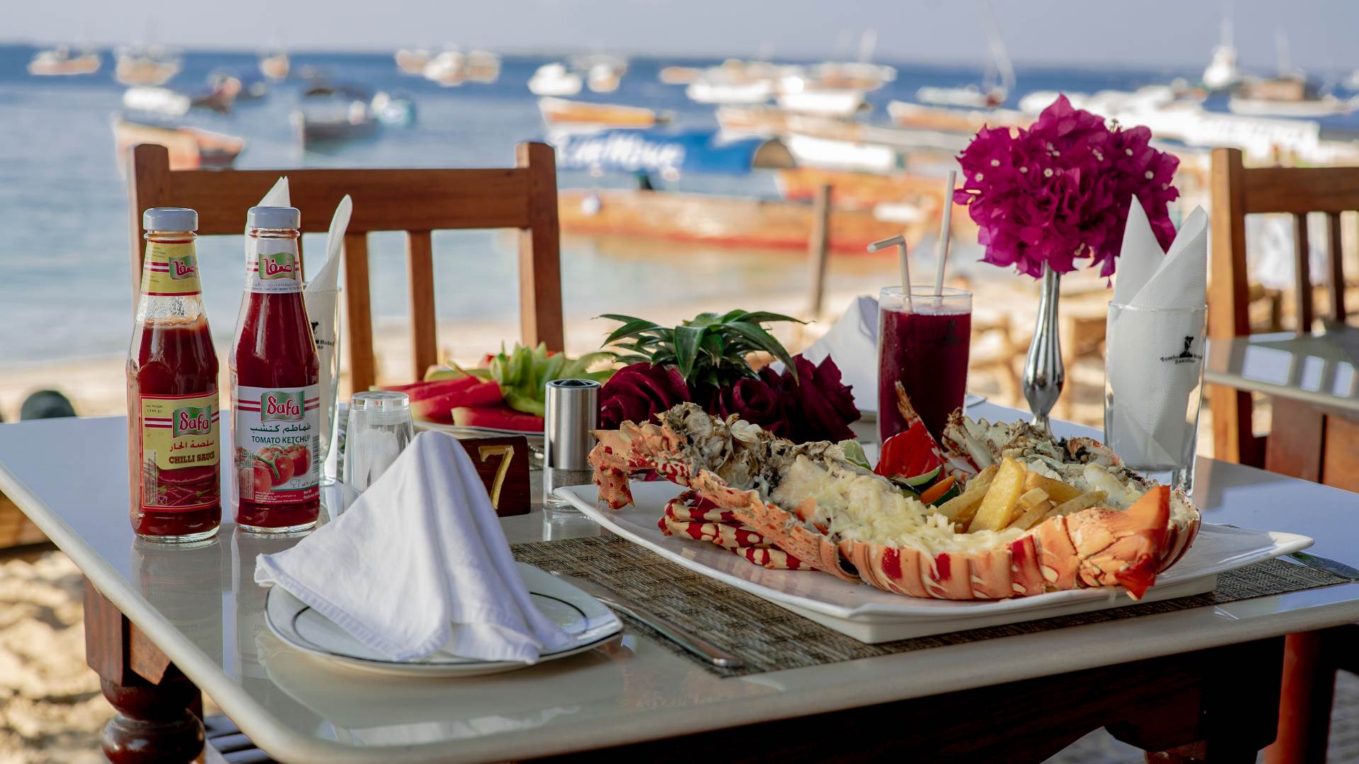 Frokost på stranden foran Tembo House Hotel