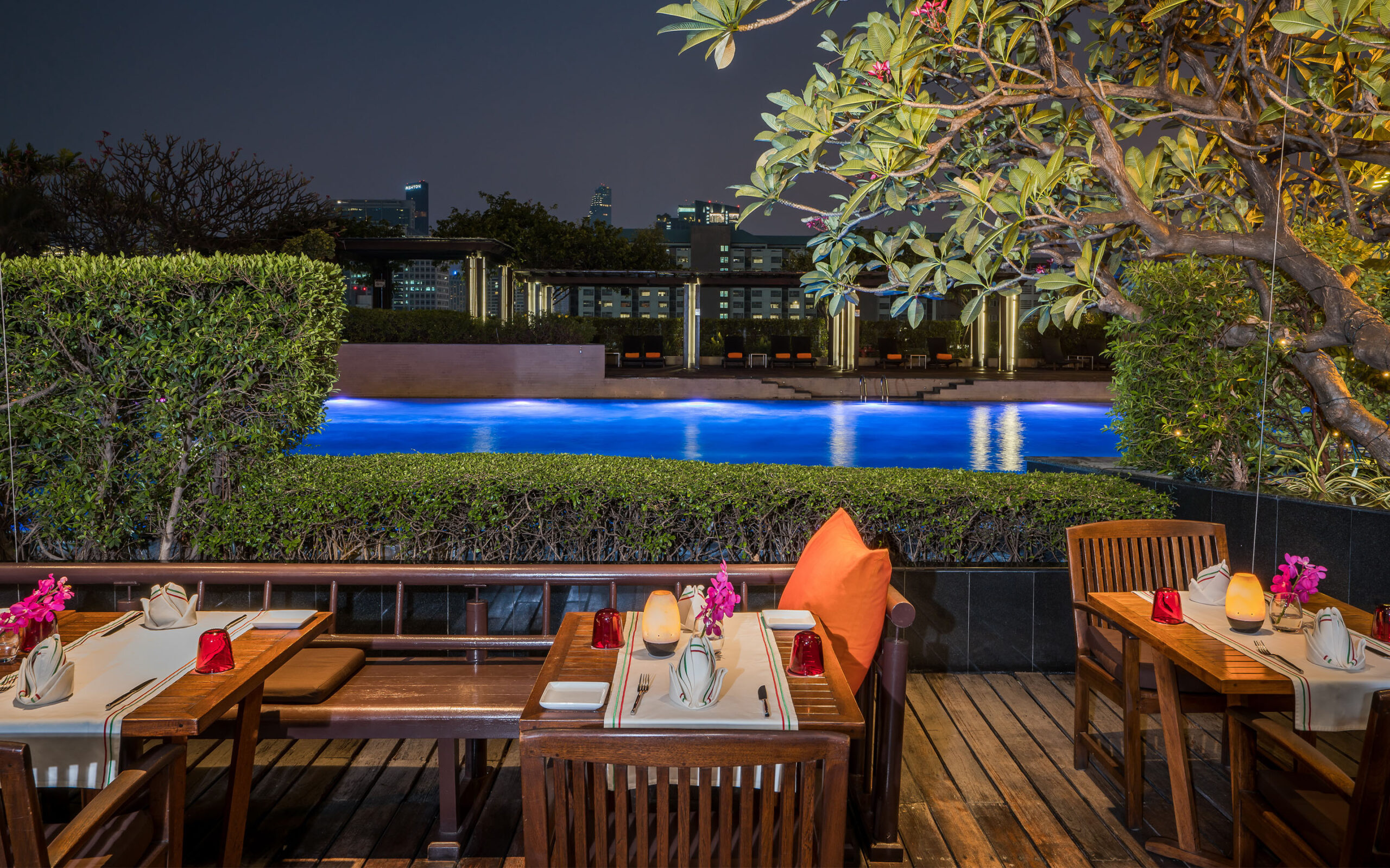 Thailand, Bangkok, Pathumwan Princess Hotel, Pool Evening