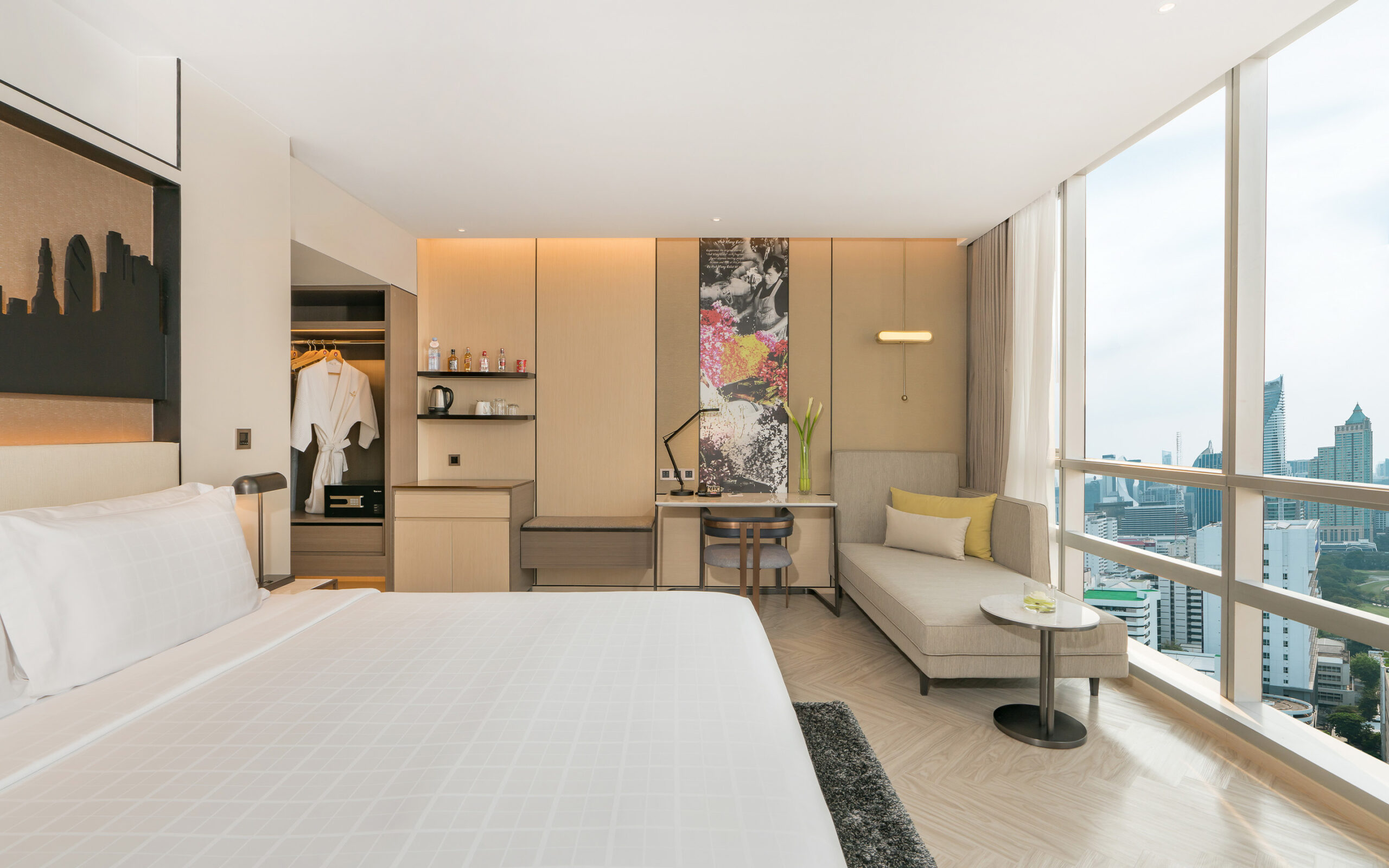 Thailand, Bangkok, Pathumwan Princess Hotel, Deluxe Corner Room