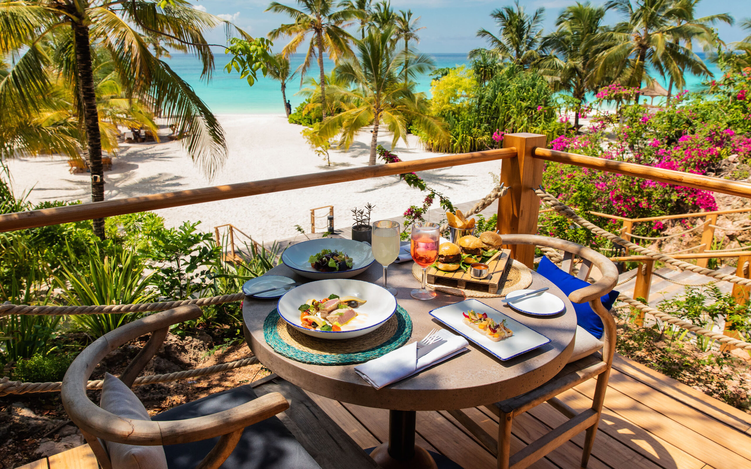 Frokost med udsigt til stranden og Det indiske Ocean