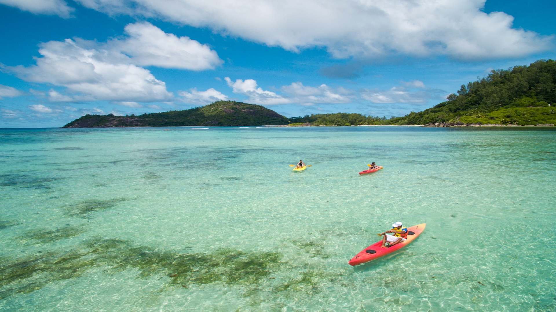 Kajak i bugten ved Constance Ephelia Resort