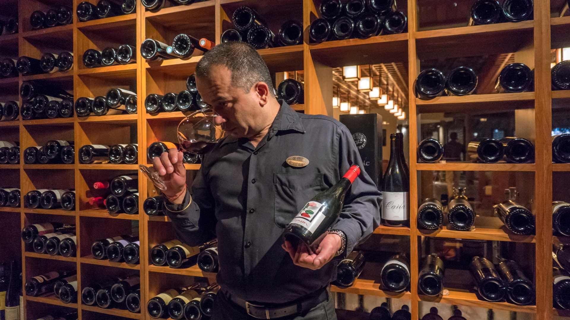 Sommelier i vink&aelig;lderen p&aring; Constance Ephelia Resort