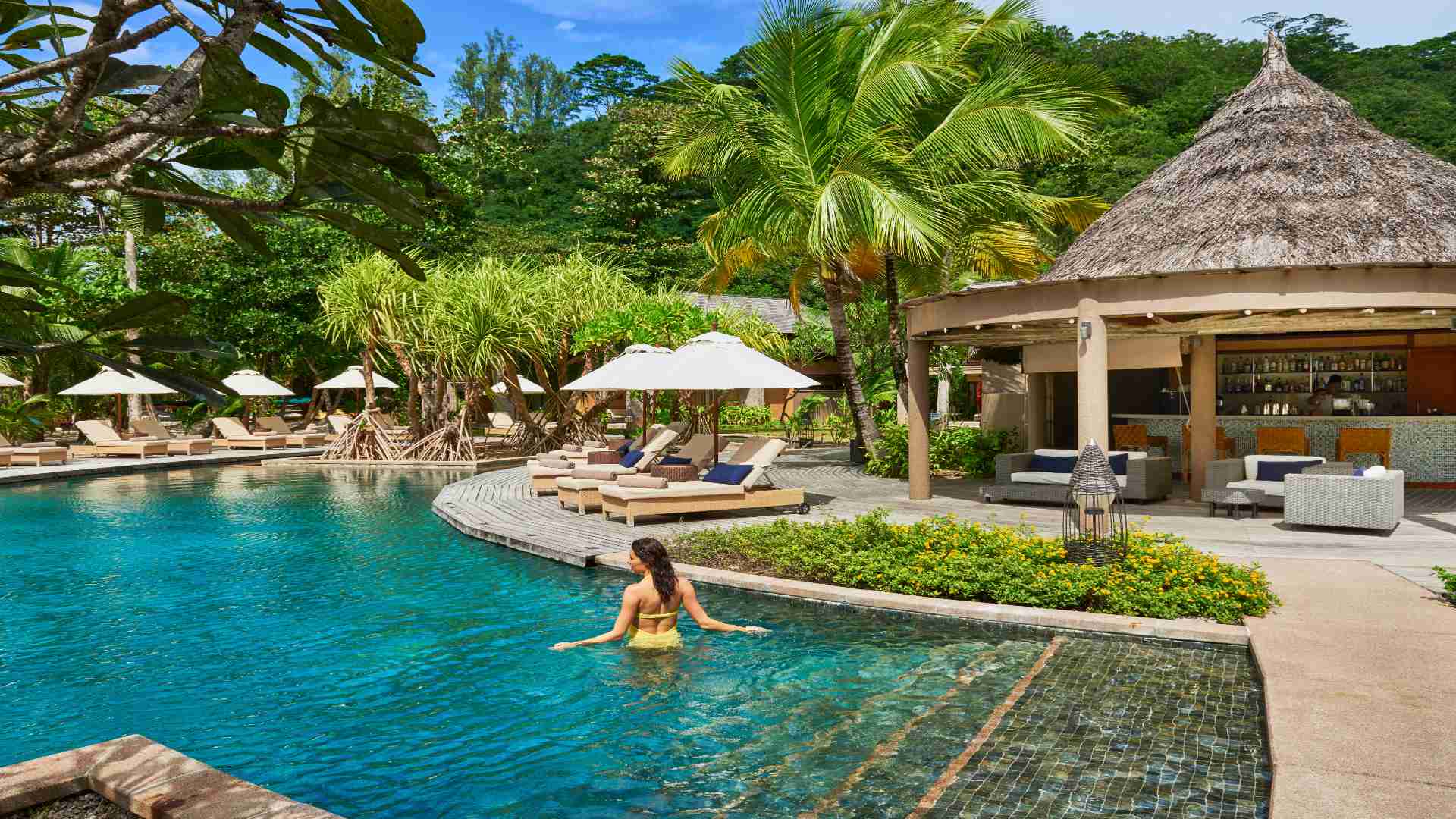 Swimming pool og pool bar