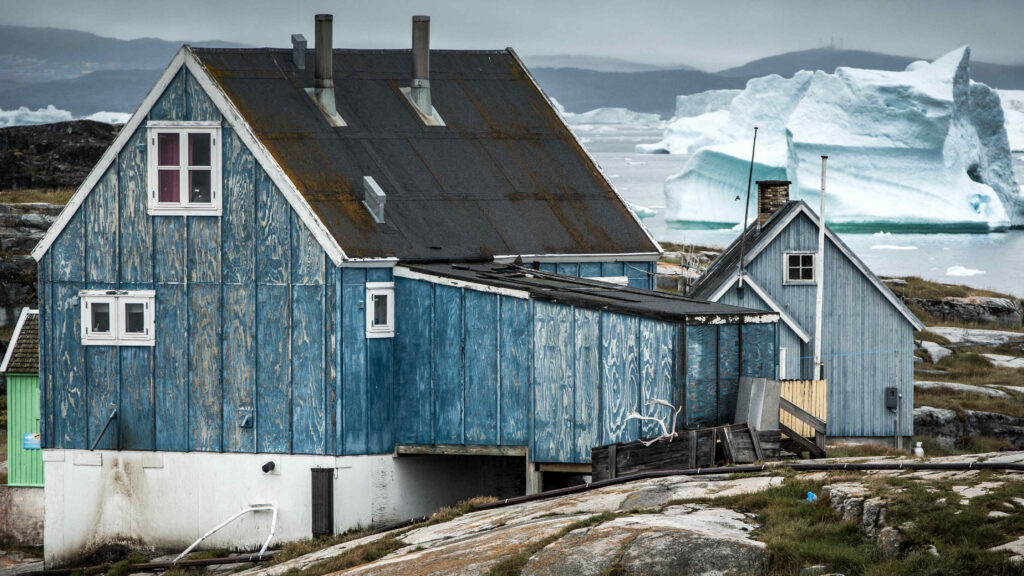 Grønland, Oqaatsut, Huse og isbjerge i baggrunden Photo Credit Mads Phil And Visit Greenland