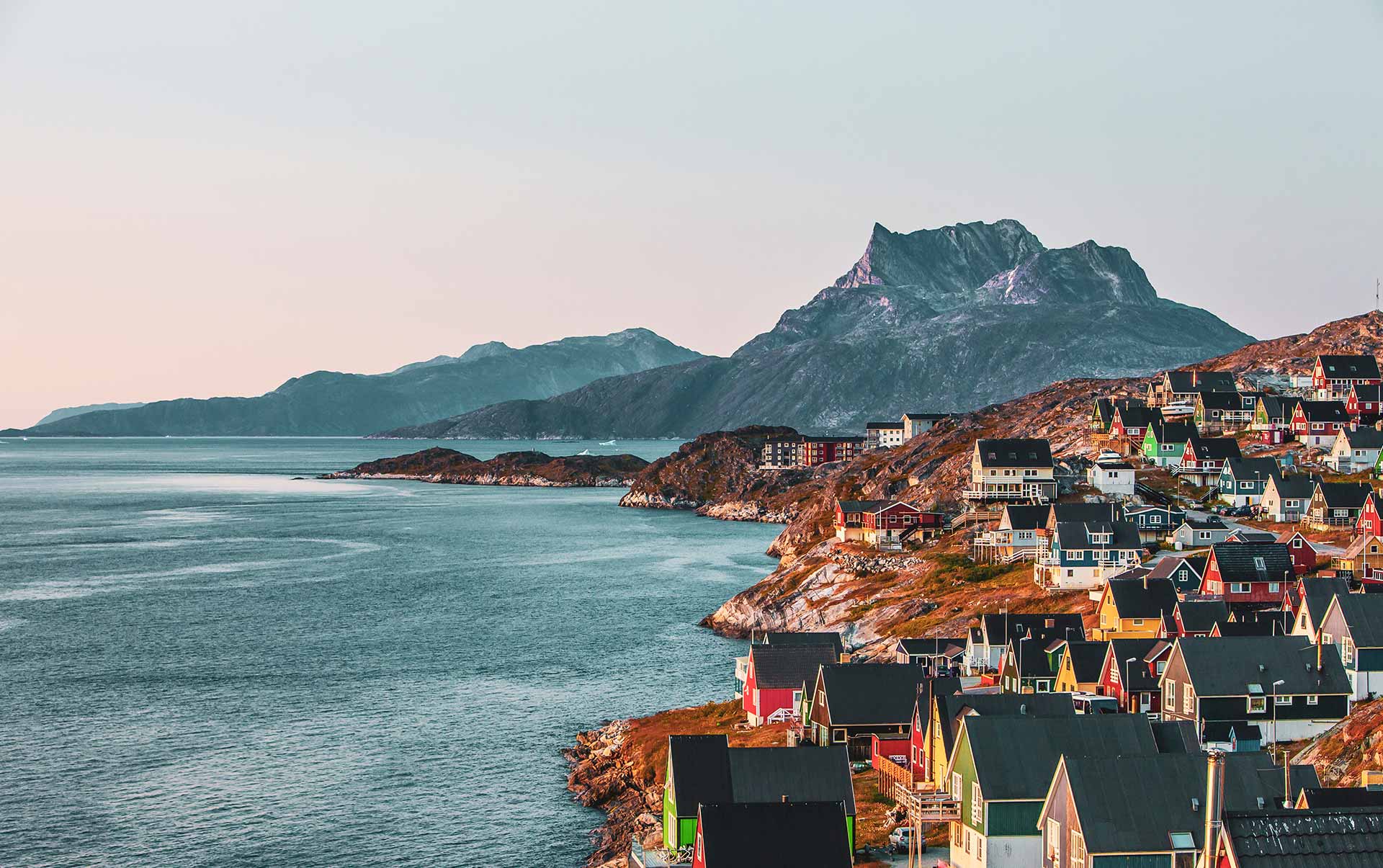 Gr&oslash;nland nuuk udsigt solnedgang over bjerglandskab baggrunden