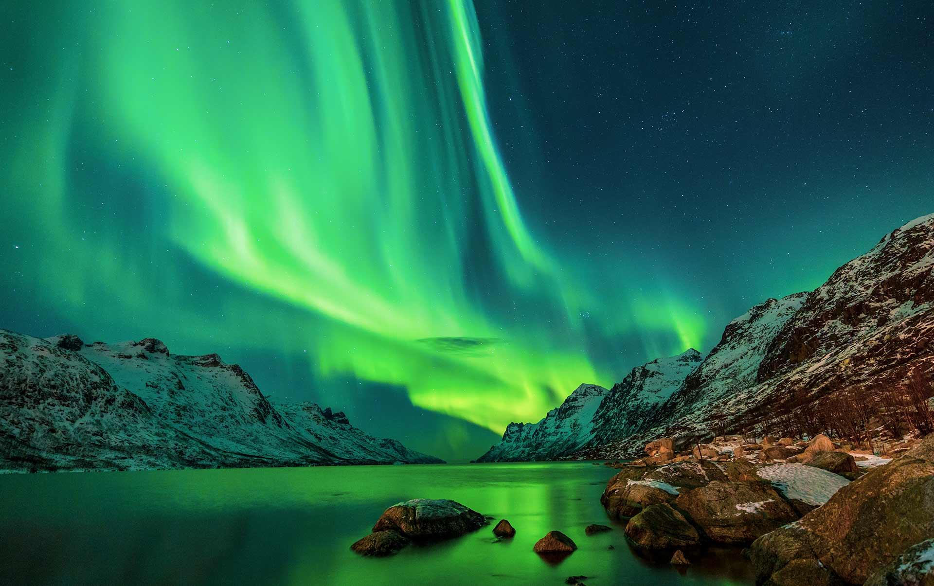 Nordlys over vand på Island