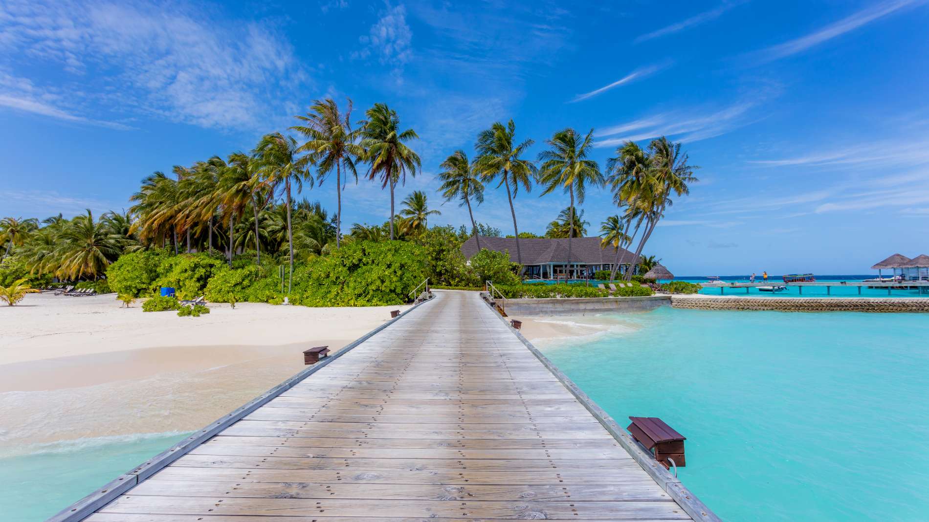 Rejser til Maldiverne, Centara Grand Island Resort & Spa, Bro til &oslash;en fra villaerne over vand