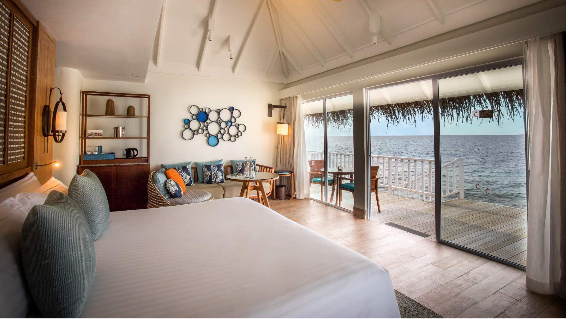 Rejser til Maldiverne, Centara Grand Island Resort & Spa, Sovev&aelig;relse i en deluxe overwater villa