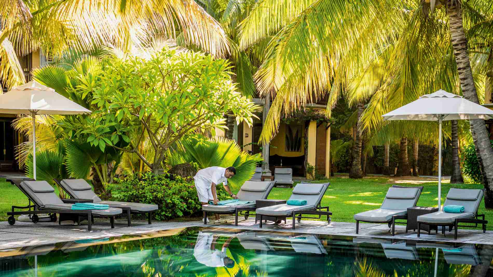 Rejser til Mauritius, Dinarobin Beachcomber Golf Resort & Spa, Poolområde i haven
