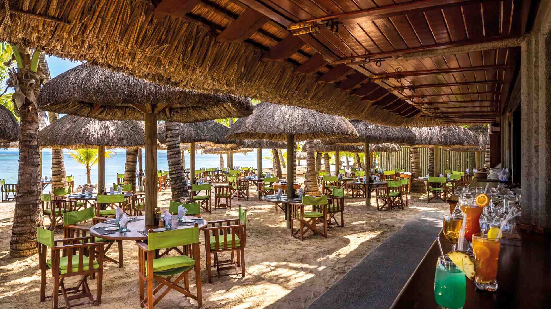 Rejser til Mauritius, Dinarobin Beachcomber Golf Resort & Spa, Spis med fødderne i sandet på La Plage