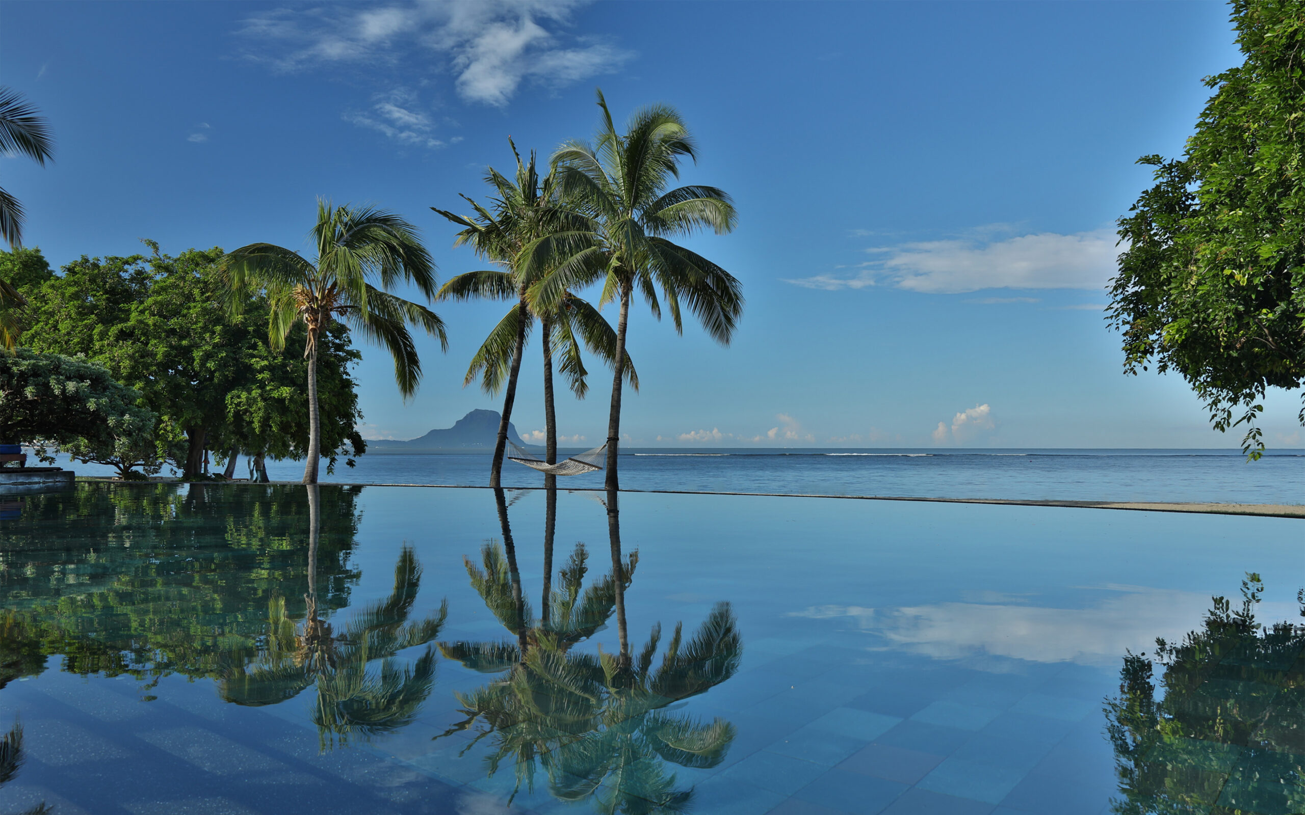 Rejser til Maurtius, Maradiva Villas Resort & Spa, Swimmingpool med udsigt til Det Indiske Ocean