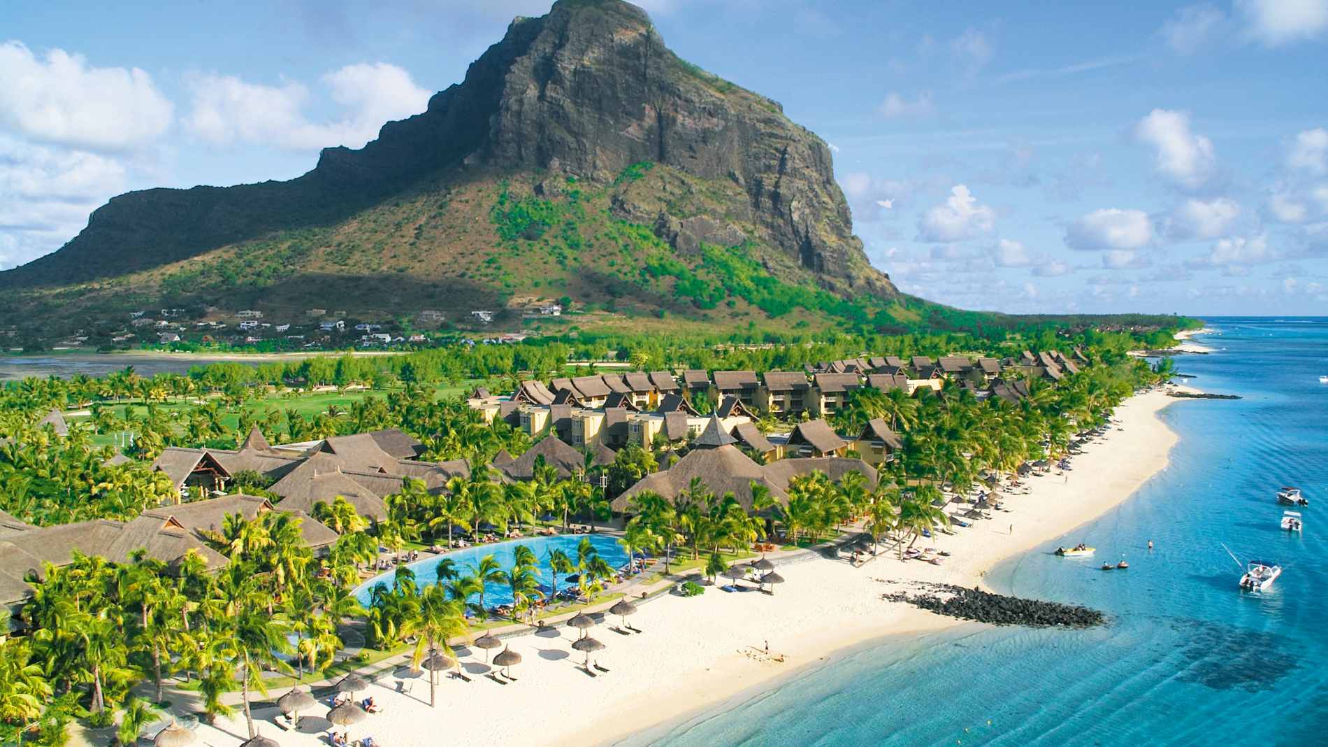 Rejser til Mauritius, Paradis Beachcomber Golf Resort & Spa, Le Morne Brabant bjerget i baggrunden