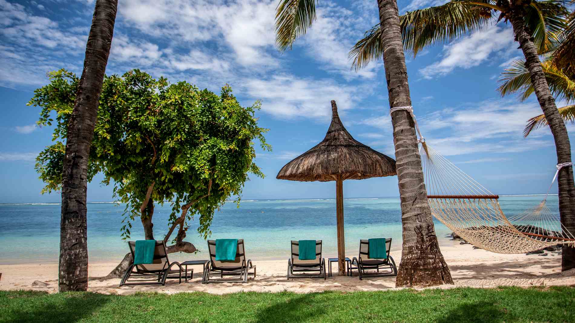 Rejser til Mauritius, Paradis Beachcomber Golf Resort & Spa, Solsenge med udsigt til Det Indiske Ocean