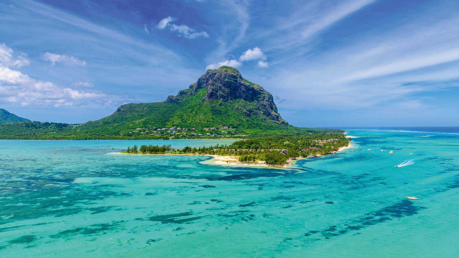 Rejser til Mauritius, Paradis Beachcomber Golf Resort & Spa, Le Morne halvøen med Paradis Beachcomber i forgrunden