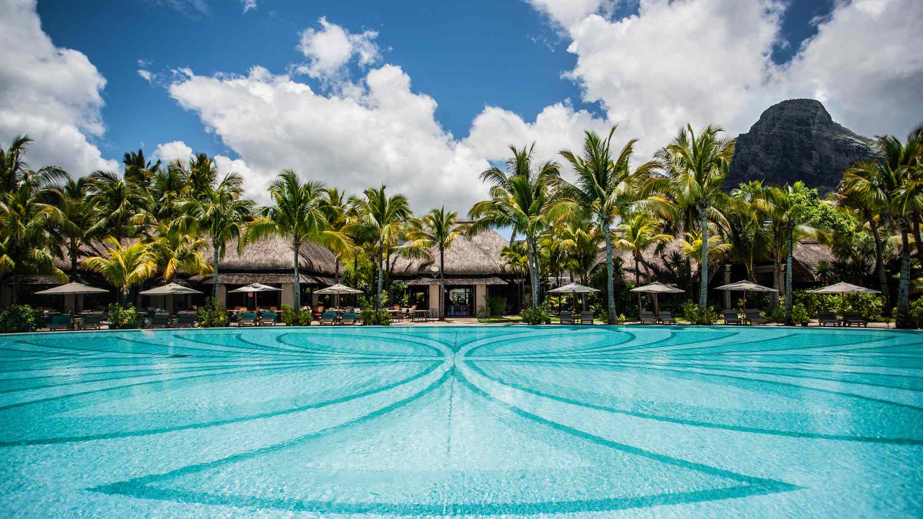 Rejser til Mauritius, Paradis Beachcomber Golf Resort & Spa, Poolområdet med vajende palmer
