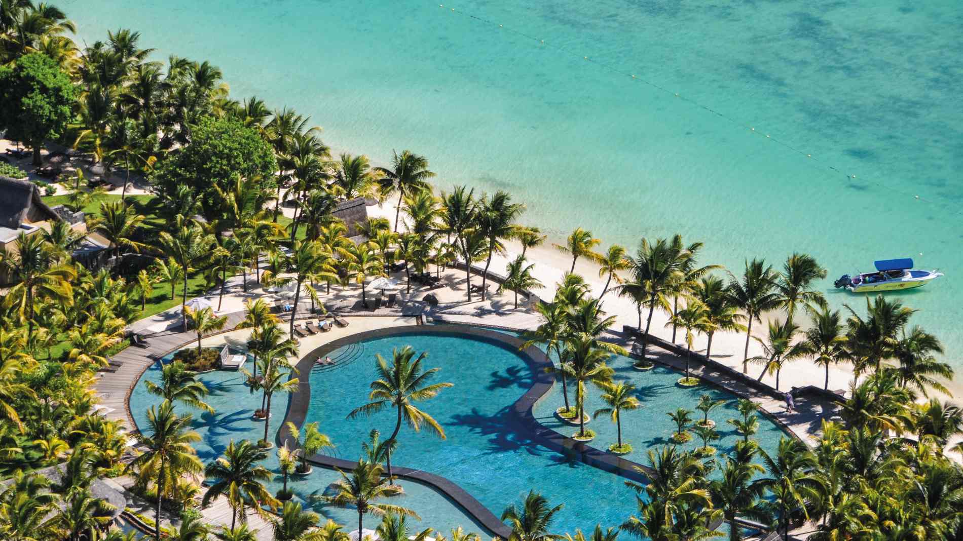 Rejser til Mauritius, Trou aux Biches Beachcomber Golf Resort & Spa, Poolområdet med vajende palmer