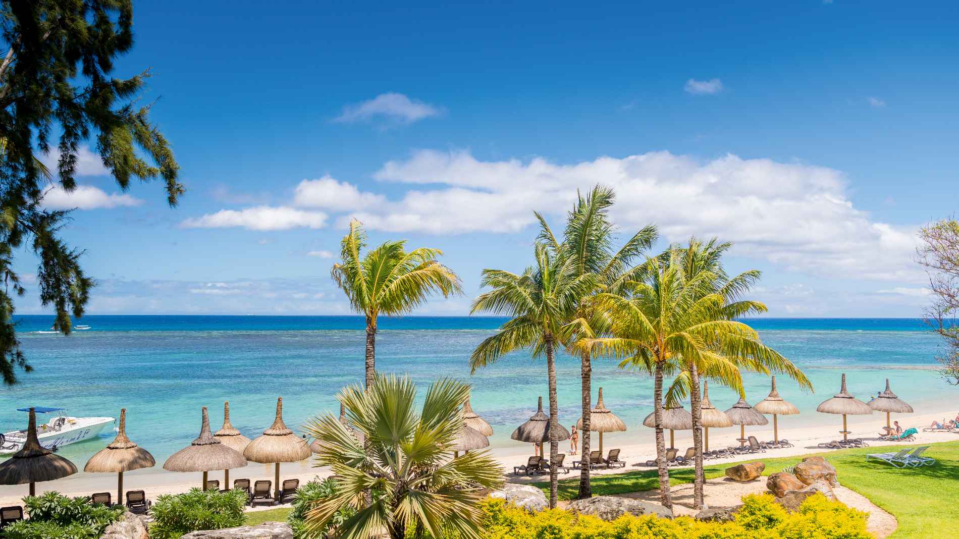 Rejser til Mauritius, Victoria Beachcomber Resort & Spa, Solsenge p&aring; stranden