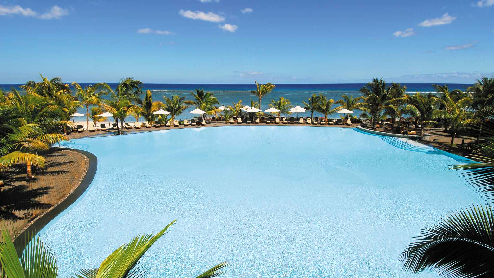 Rejser til Mauritius, Victoria Beachcomber Resort & Spa, Poolomr&aring;de for alle g&aelig;ster