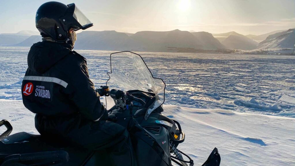 Mand siddende på snescooter
