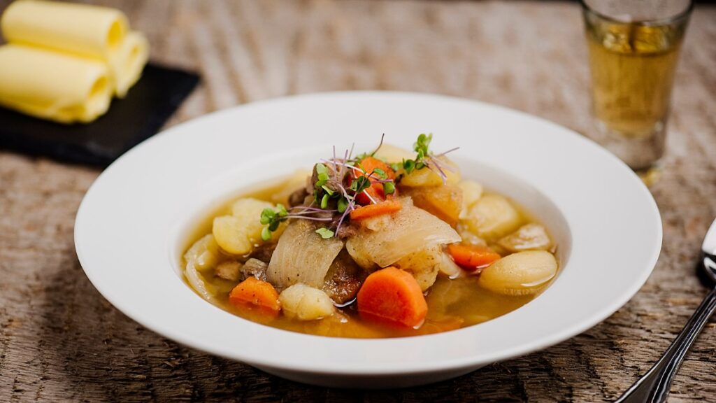 Tallerken med en fyldig suppe med grønsager